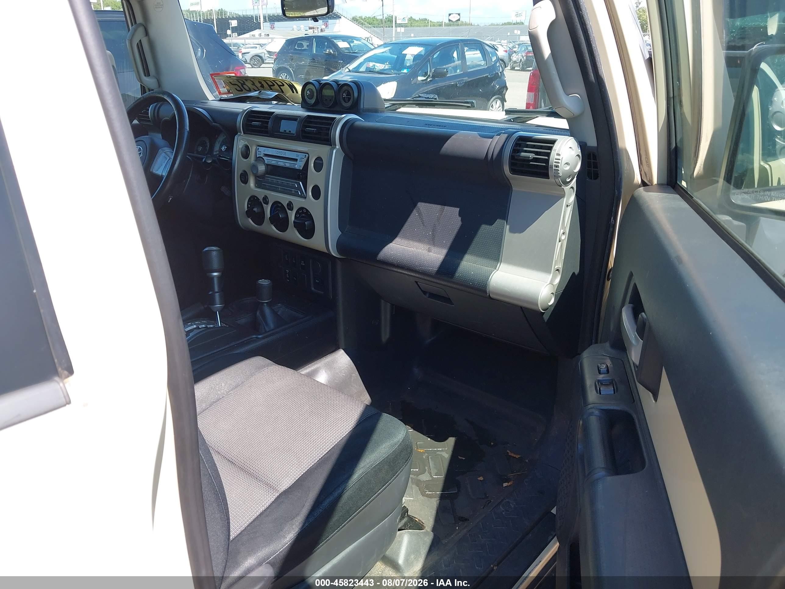 2008 Toyota Fj Cruiser   Cream vin: JTEBU11F68K047874