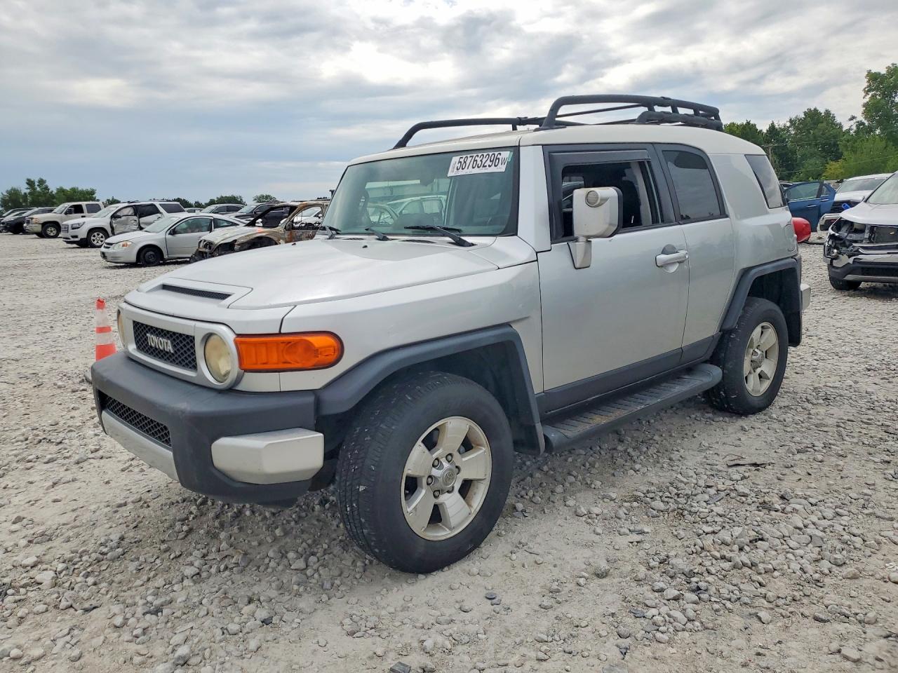 2007 Toyota Fj Cruiser Base Silver vin: JTEBU11F770012013