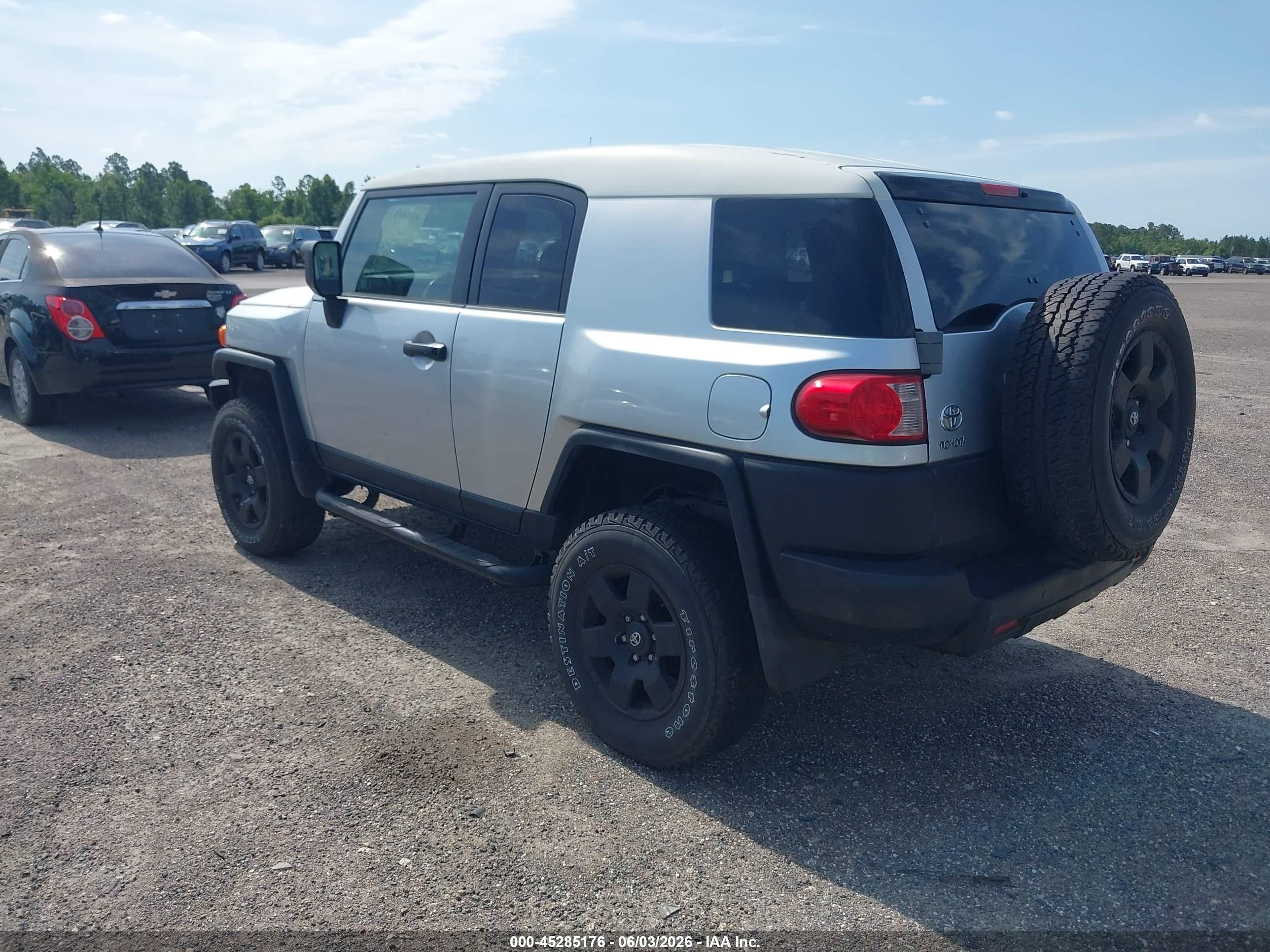 2007 Toyota Fj Cruiser   Silver vin: JTEBU11F770054021
