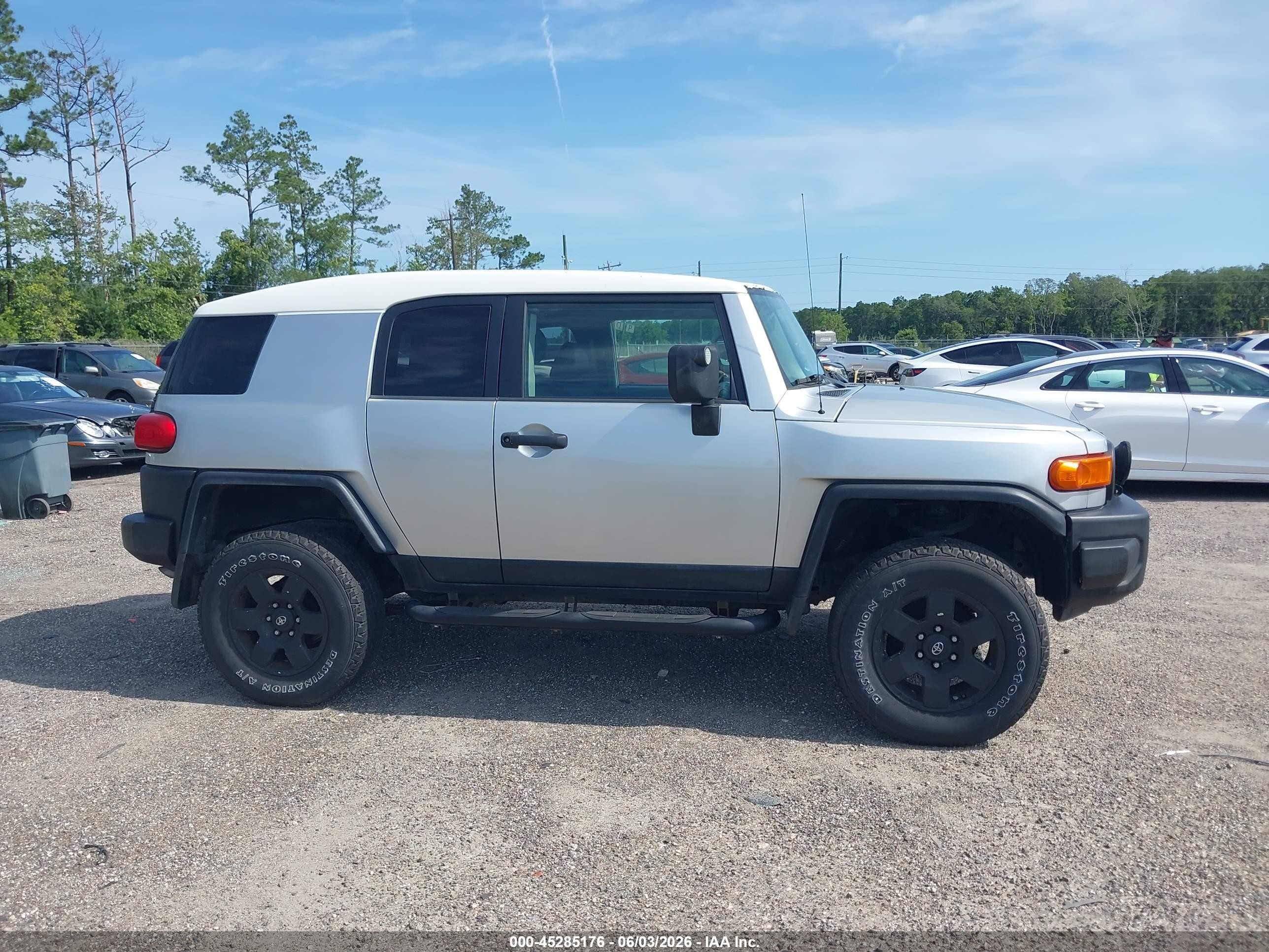 2007 Toyota Fj Cruiser   Silver vin: JTEBU11F770054021
