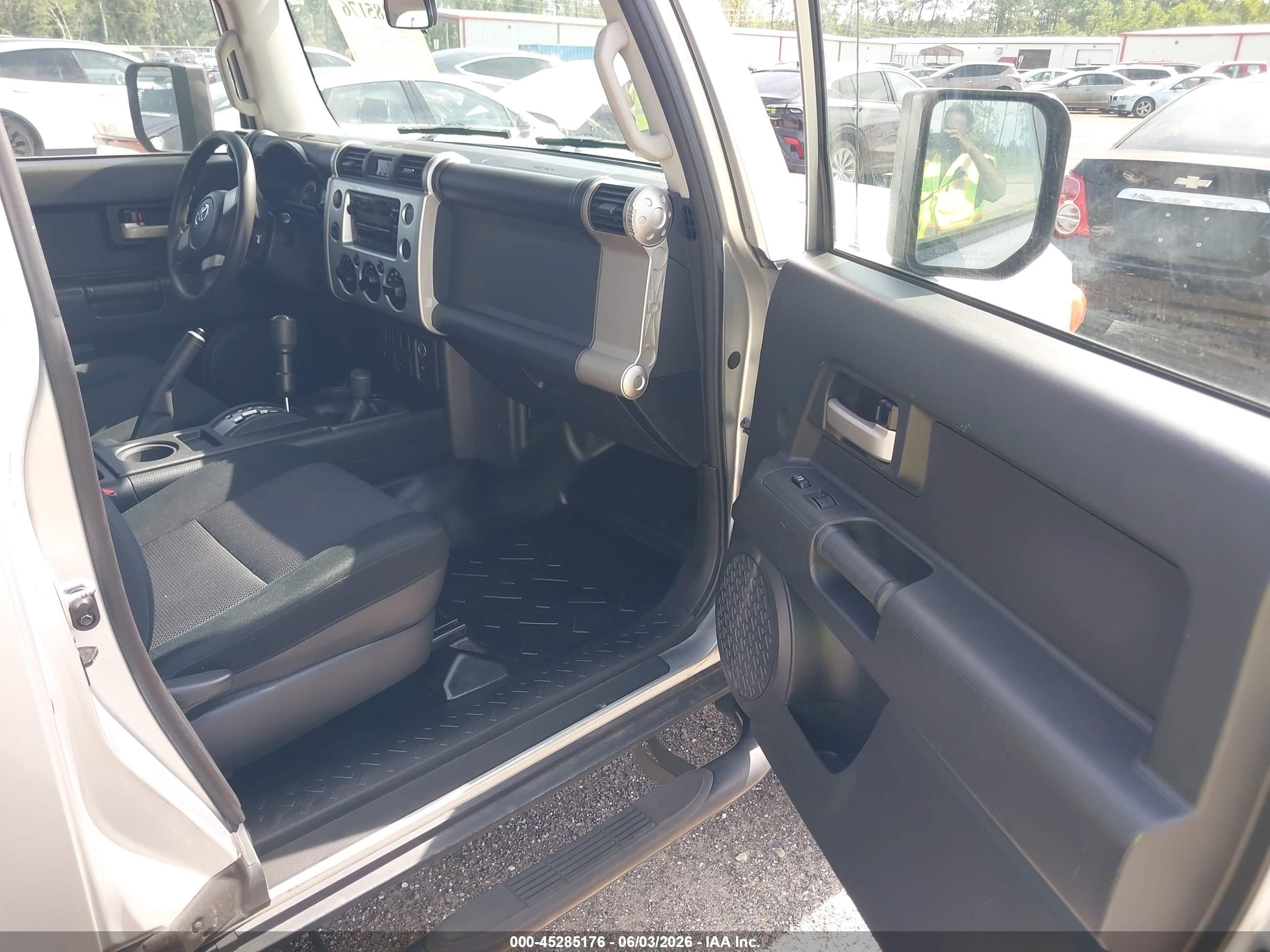 2007 Toyota Fj Cruiser   Silver vin: JTEBU11F770054021