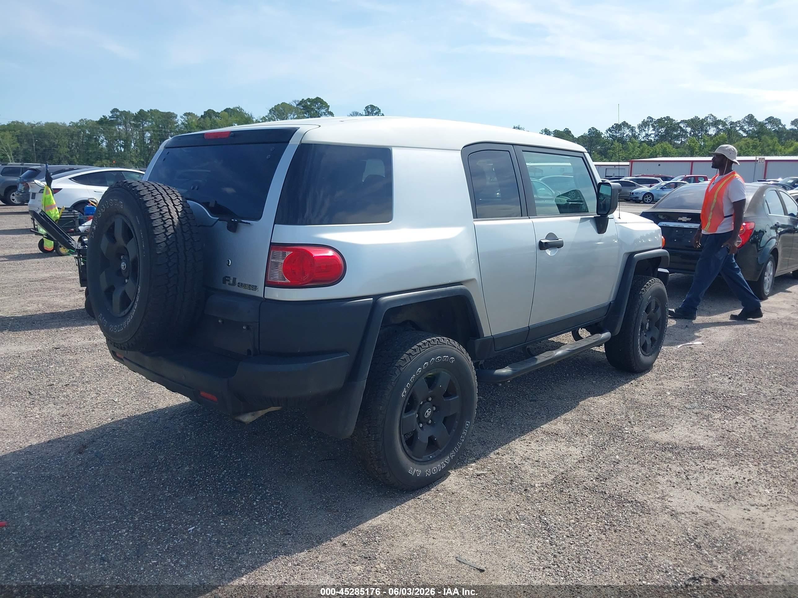 2007 Toyota Fj Cruiser   Silver vin: JTEBU11F770054021