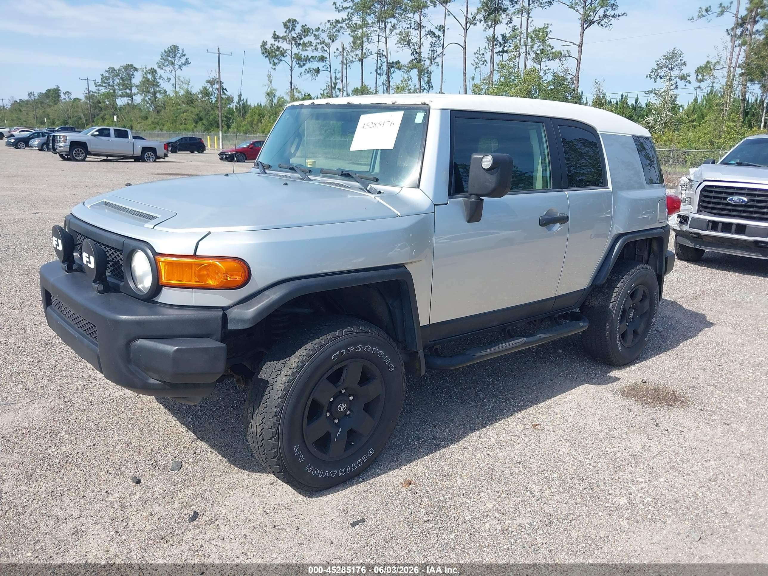 2007 Toyota Fj Cruiser   Silver vin: JTEBU11F770054021