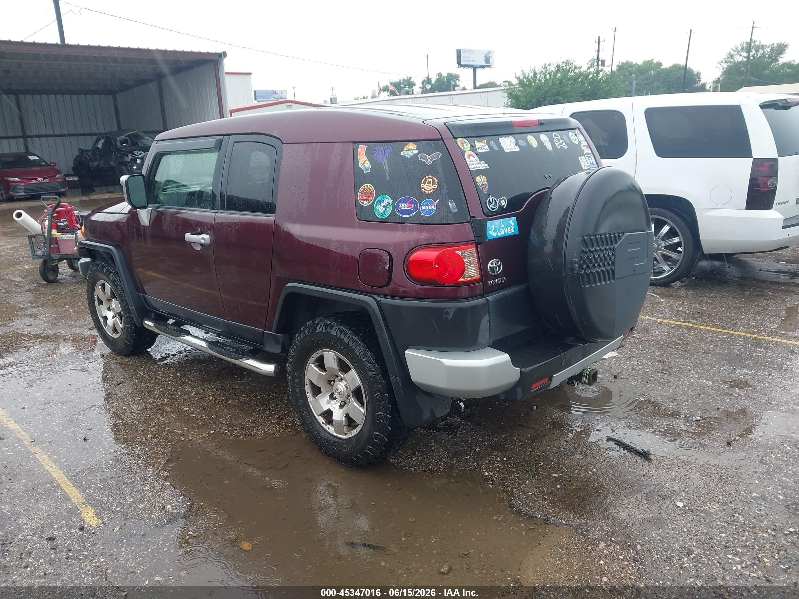 2007 Toyota Fj Cruiser   Maroon vin: JTEBU11F770073572