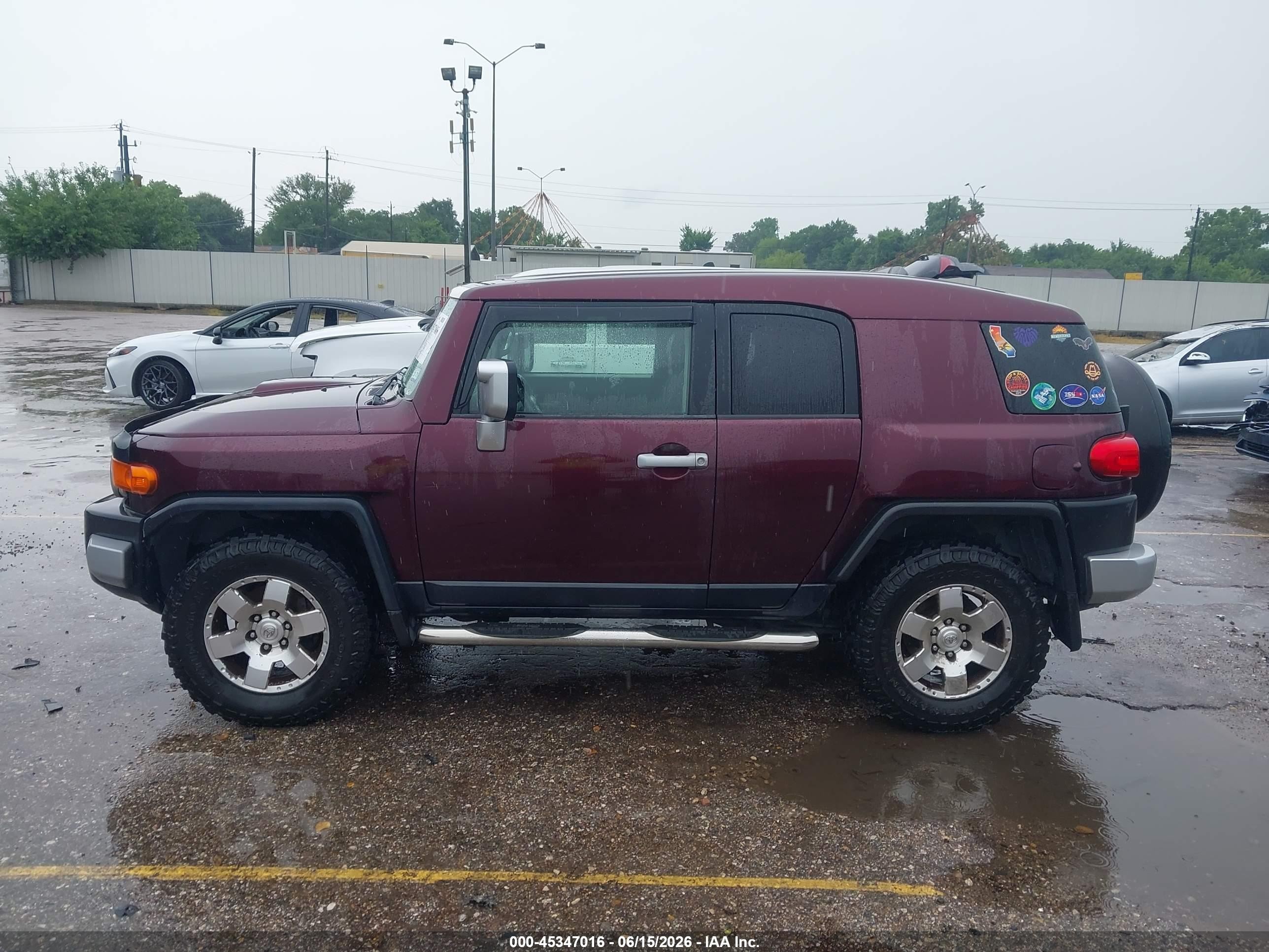 2007 Toyota Fj Cruiser   Maroon vin: JTEBU11F770073572