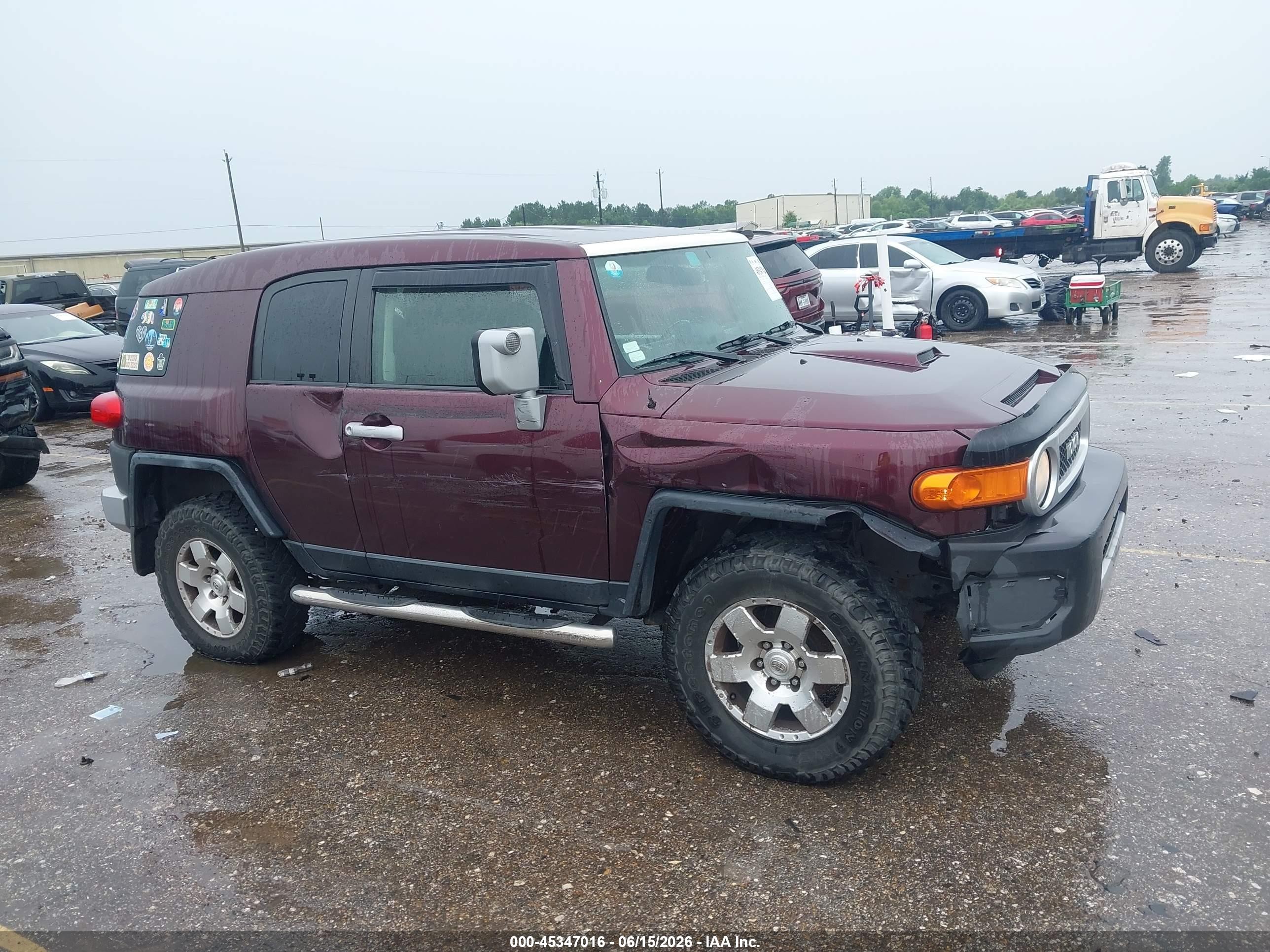2007 Toyota Fj Cruiser   Maroon vin: JTEBU11F770073572