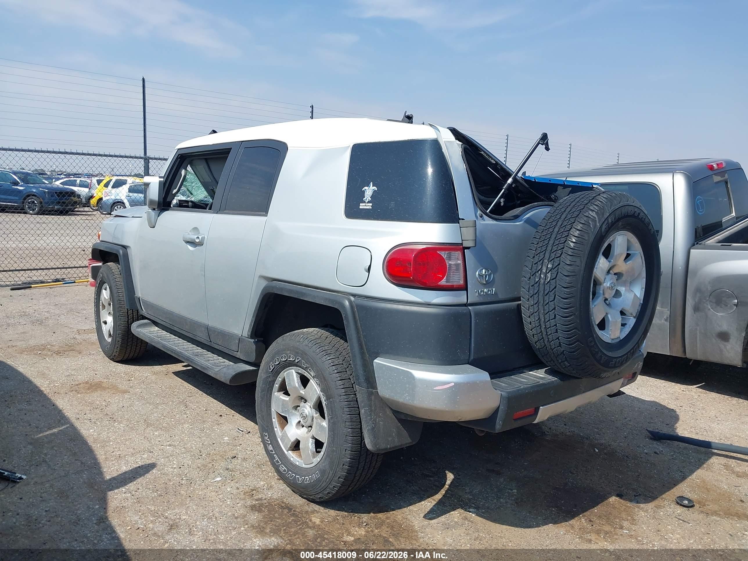 2007 Toyota Fj Cruiser   Серебряный vin: JTEBU11F870025210
