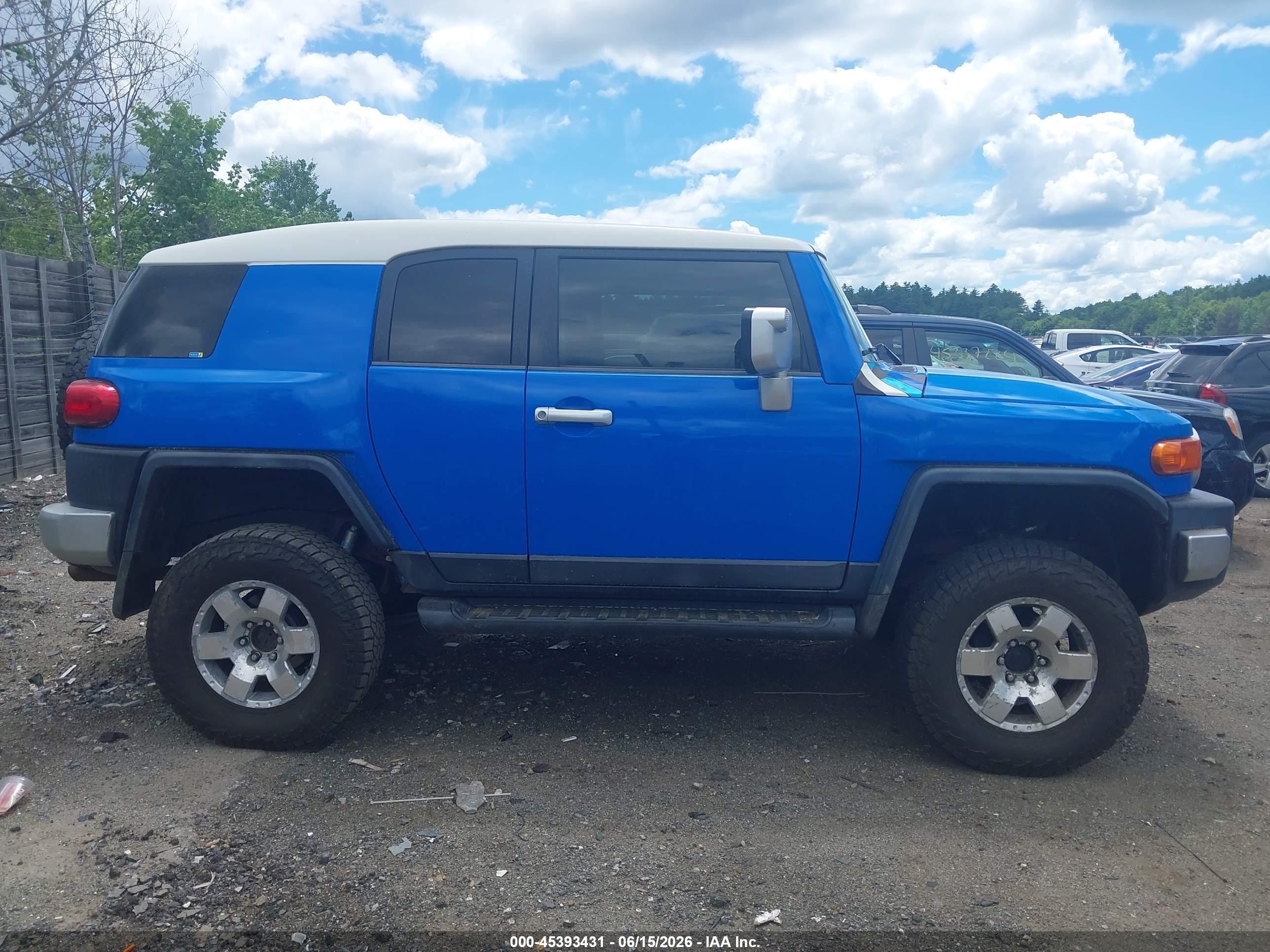 2007 Toyota Fj Cruiser   Blue vin: JTEBU11F870046820