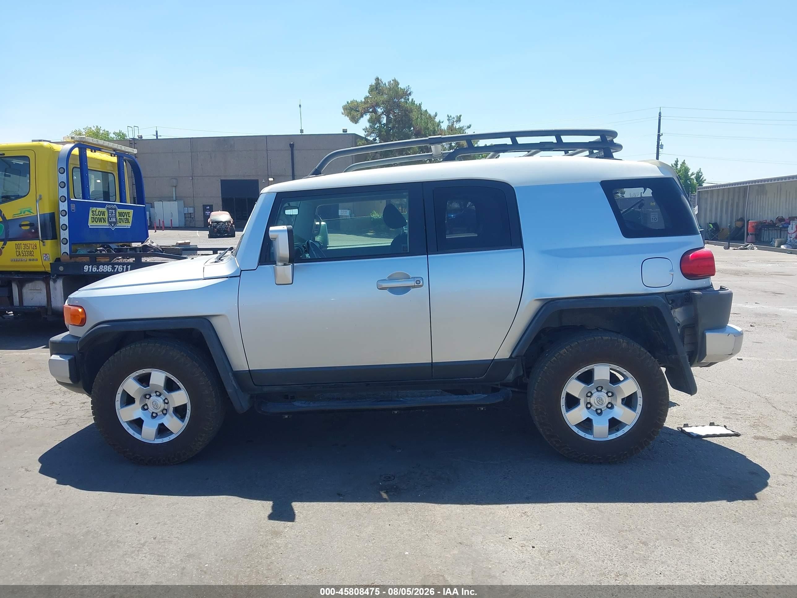 2007 Toyota Fj Cruiser   Silver vin: JTEBU11F870065321
