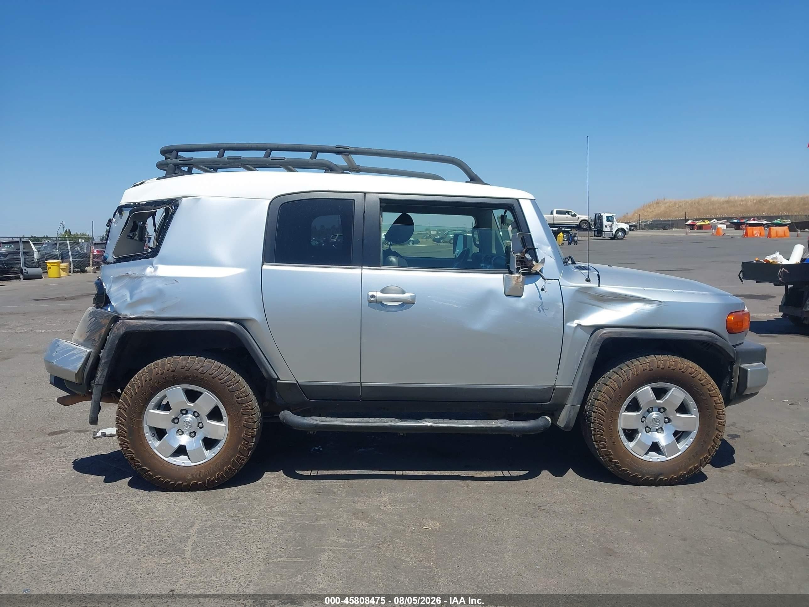 2007 Toyota Fj Cruiser   Silver vin: JTEBU11F870065321