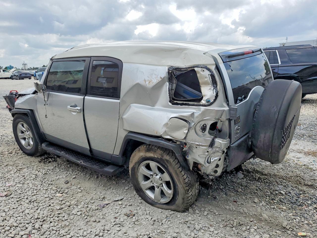 2007 Toyota Fj Cruiser Base Silver vin: JTEBU11F970008013