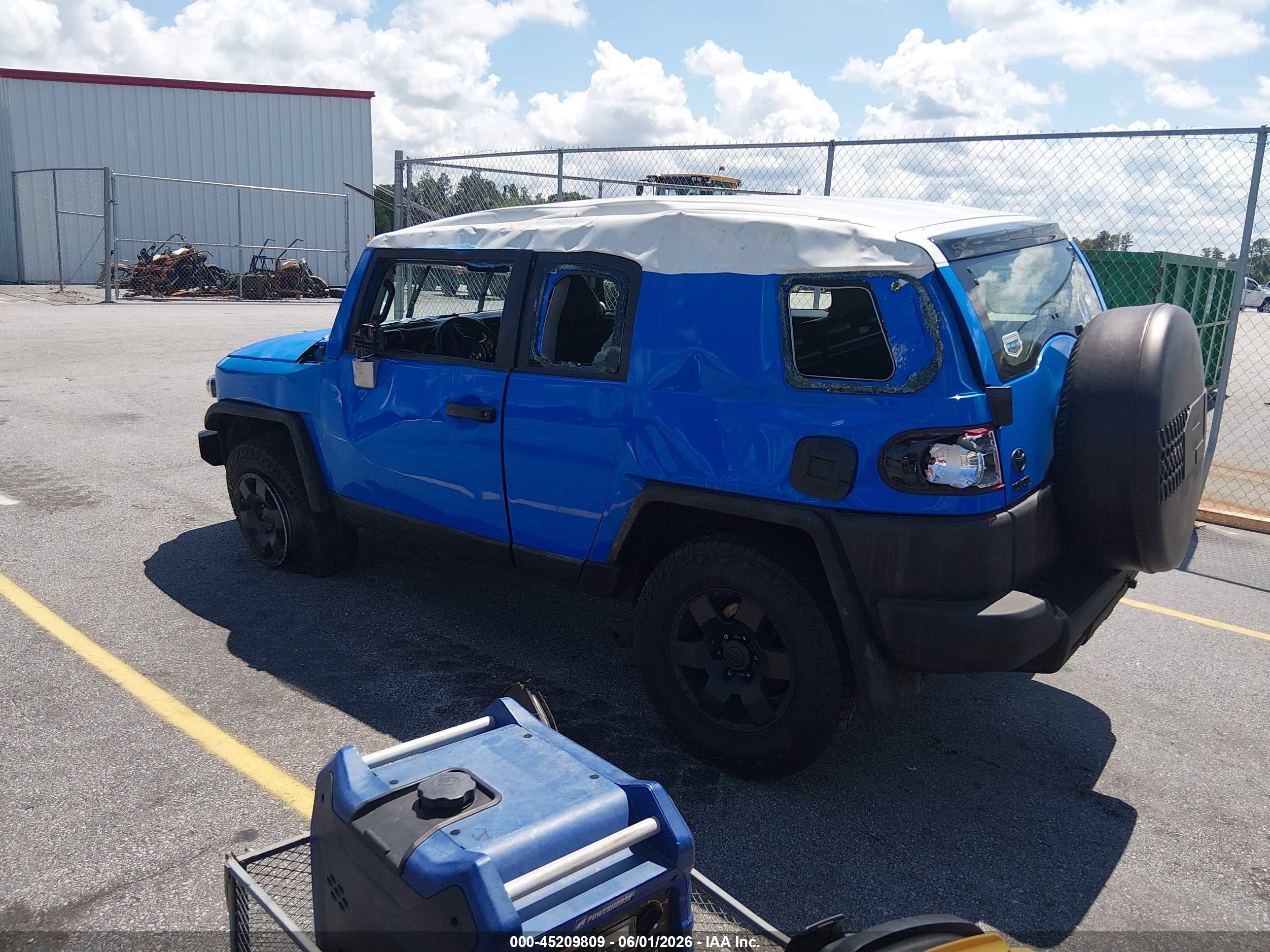2007 Toyota Fj Cruiser   Blue vin: JTEBU11F970016709