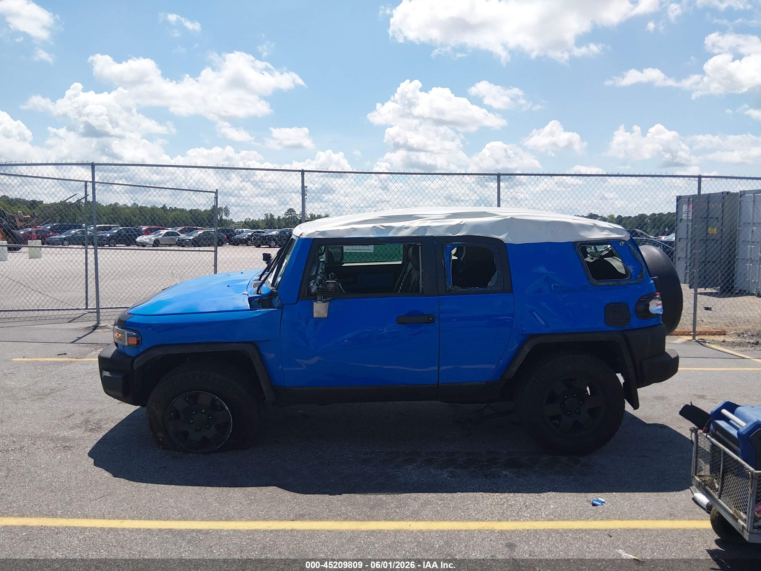 2007 Toyota Fj Cruiser   Blue vin: JTEBU11F970016709