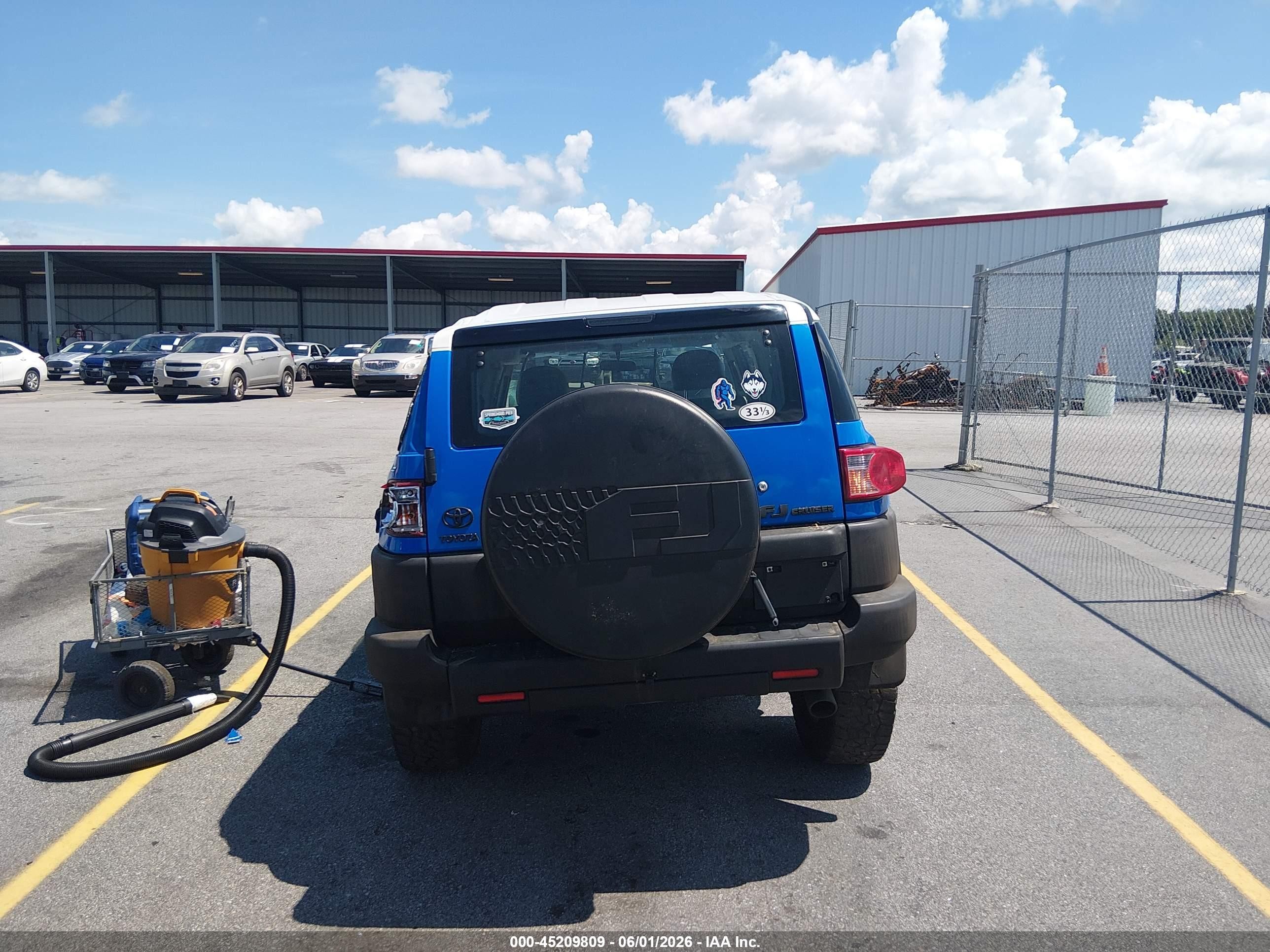 2007 Toyota Fj Cruiser   Blue vin: JTEBU11F970016709