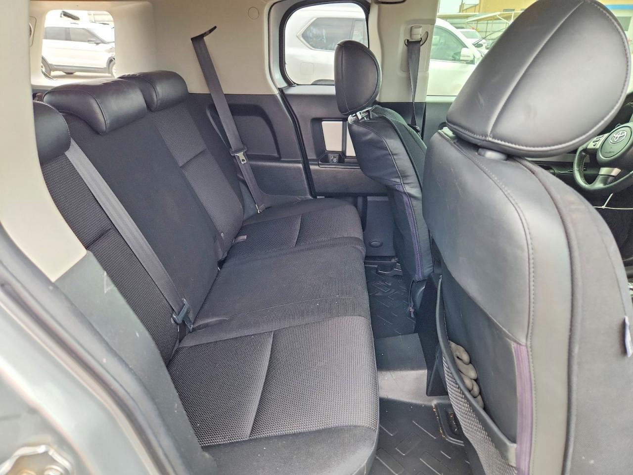 2007 Toyota Fj Cruiser Base Silver vin: JTEBU11F970092205