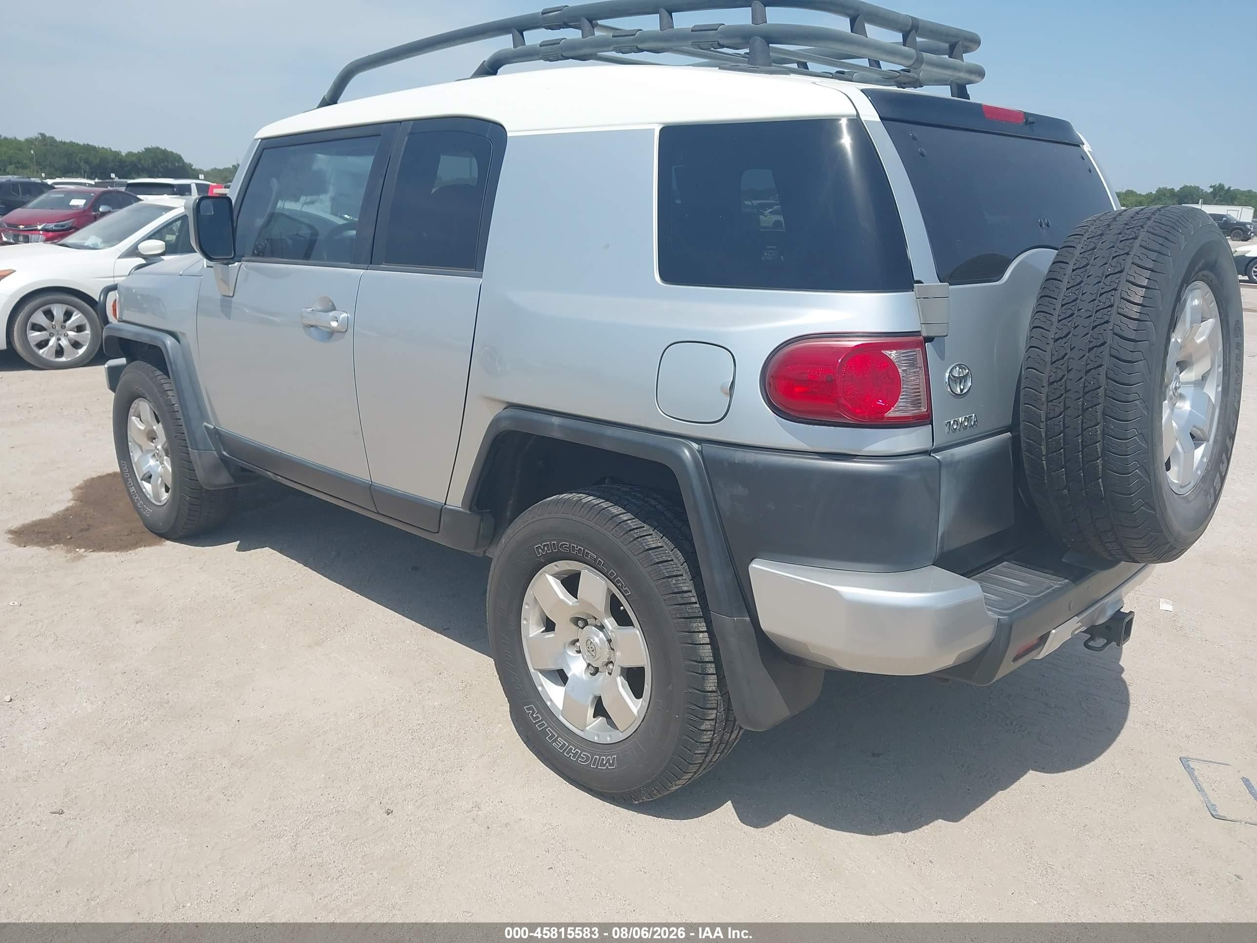 2008 Toyota Fj Cruiser   Silver vin: JTEBU11F980104760