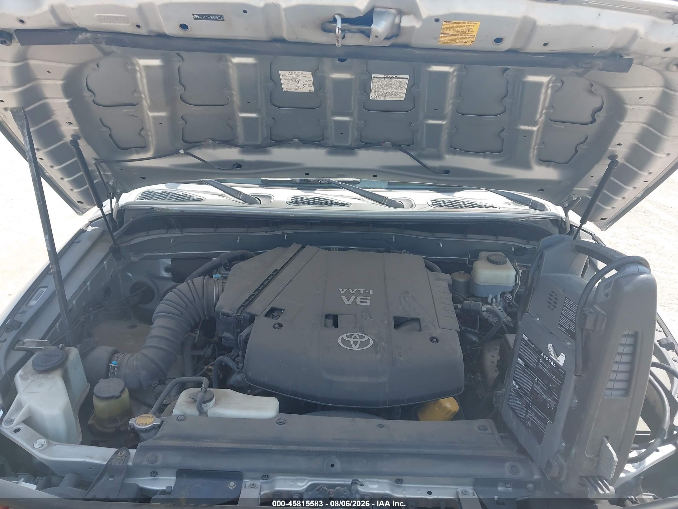 2008 Toyota Fj Cruiser   Silver vin: JTEBU11F980104760
