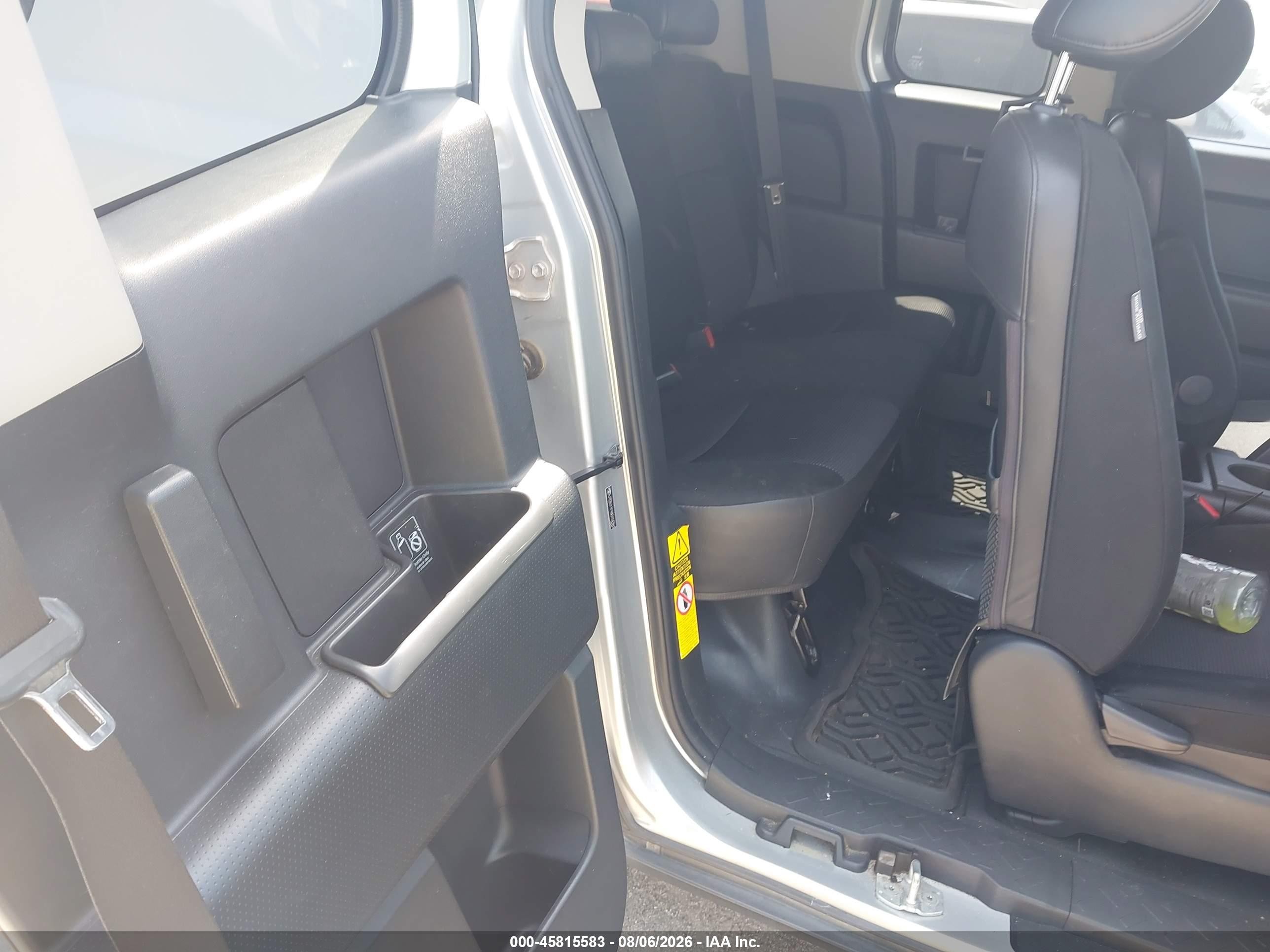 2008 Toyota Fj Cruiser   Silver vin: JTEBU11F980104760