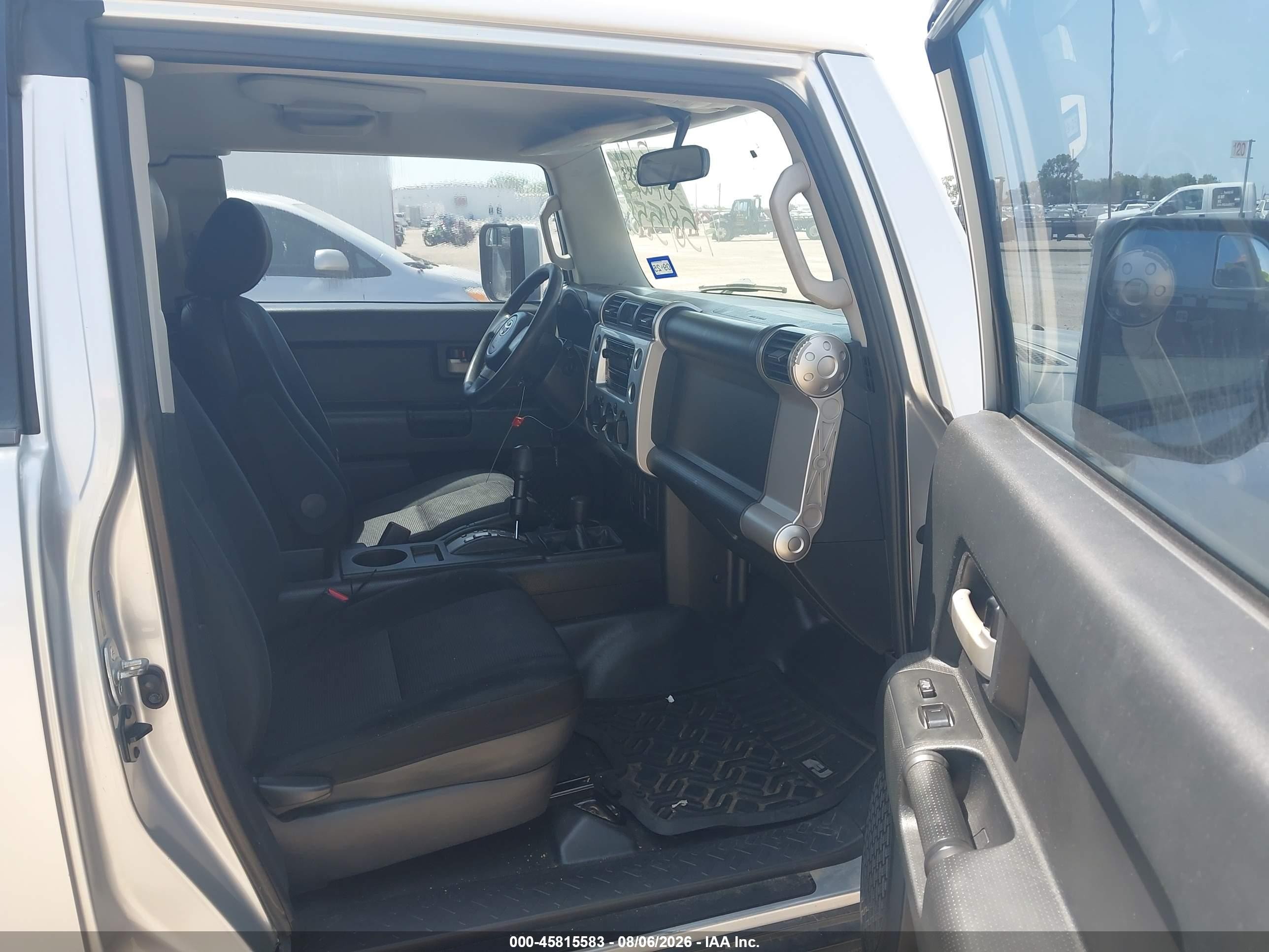 2008 Toyota Fj Cruiser   Silver vin: JTEBU11F980104760