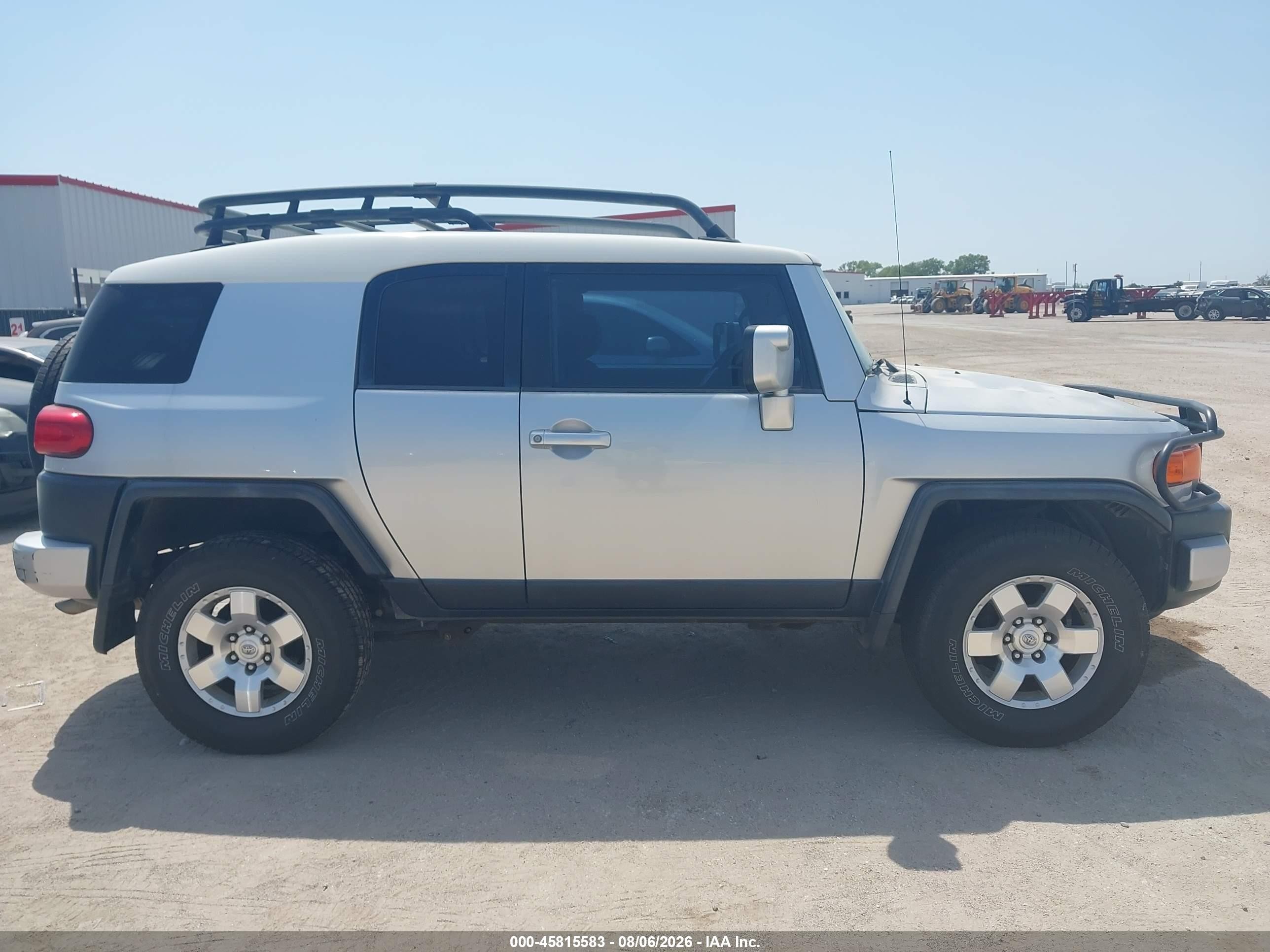 2008 Toyota Fj Cruiser   Silver vin: JTEBU11F980104760