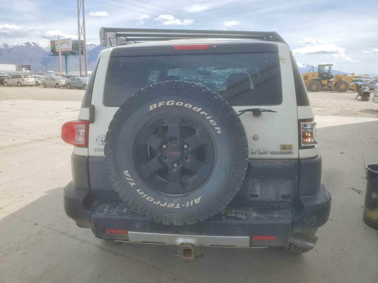 2008 Toyota Fj Cruiser Base White vin: JTEBU11F98K041440