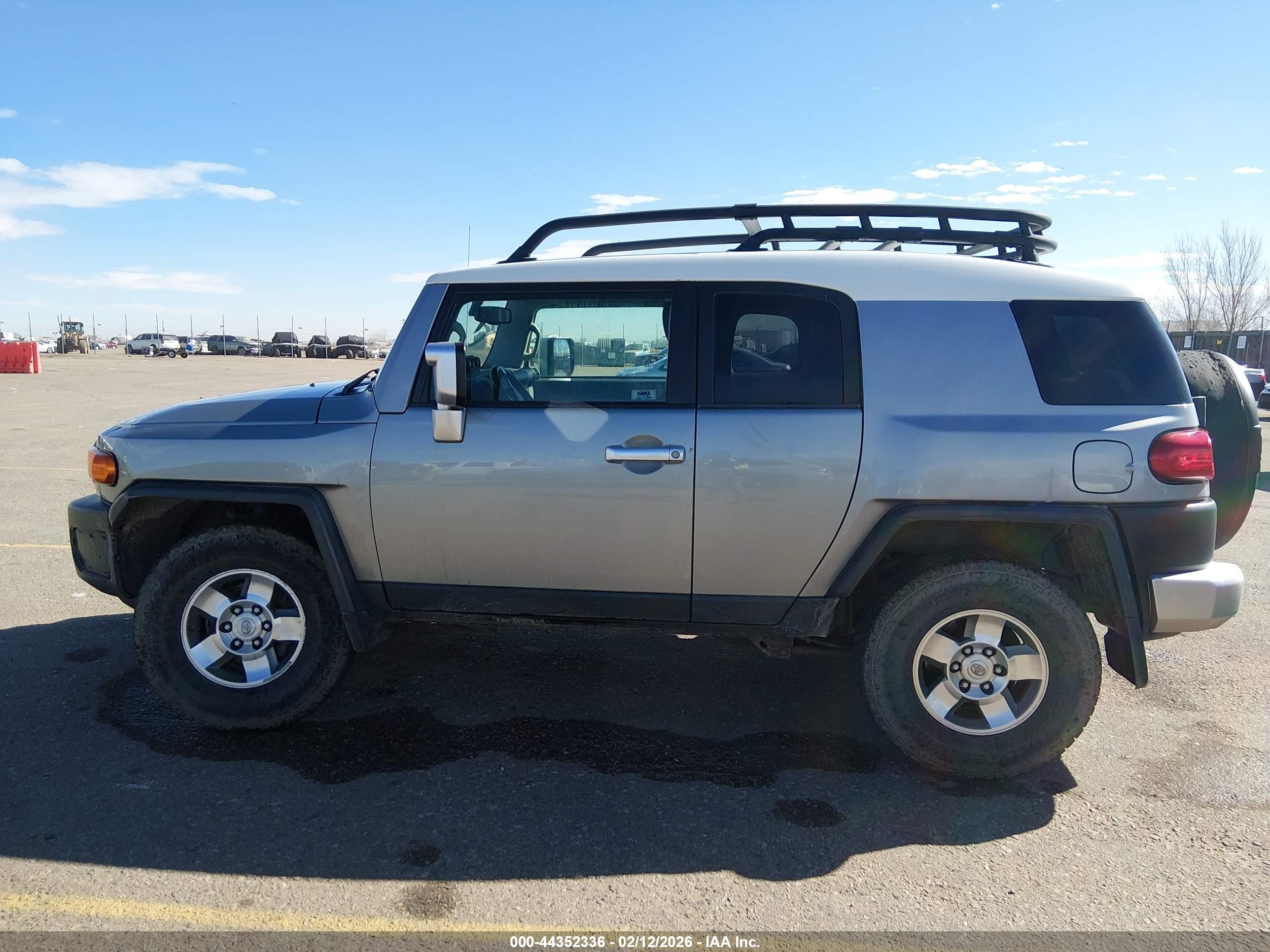 2009 Toyota Fj Cruiser   Silver vin: JTEBU11F99K068042