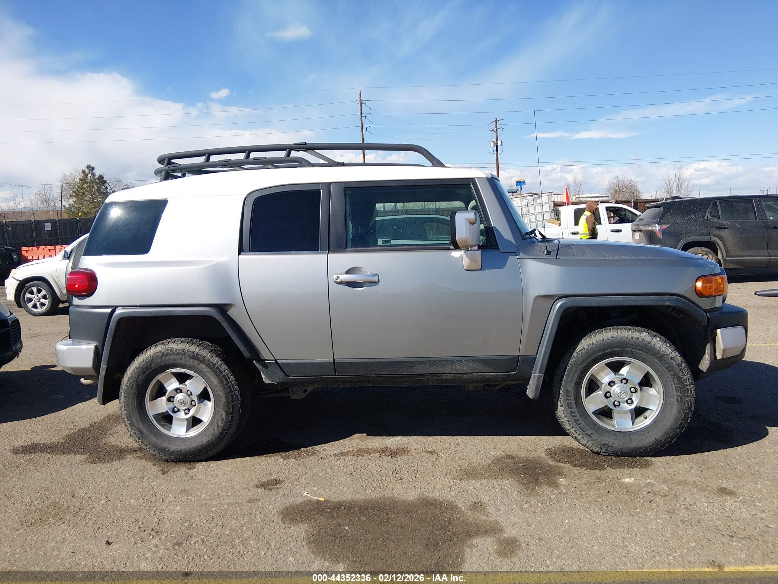 2009 Toyota Fj Cruiser   Silver vin: JTEBU11F99K068042