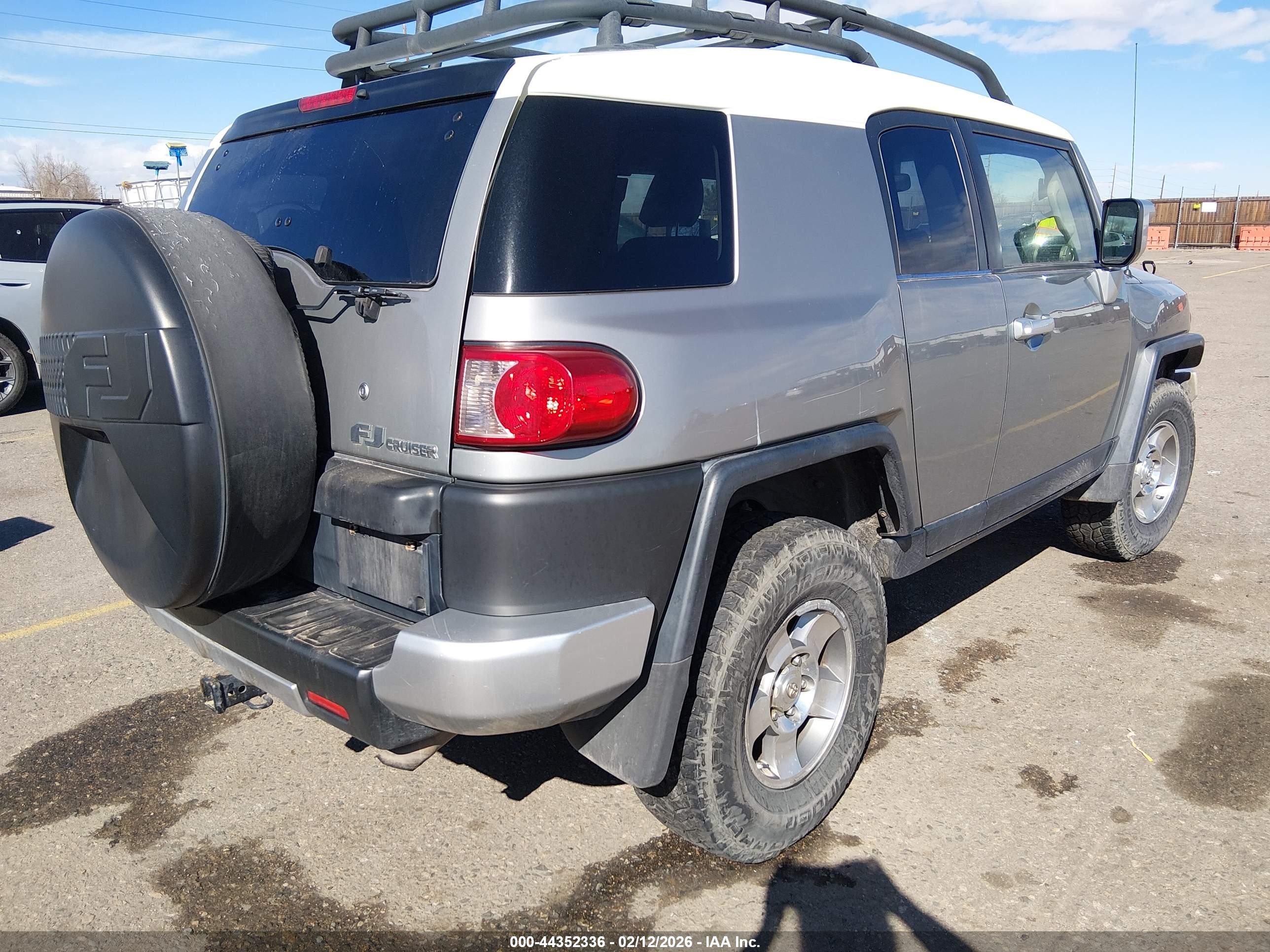 2009 Toyota Fj Cruiser   Silver vin: JTEBU11F99K068042