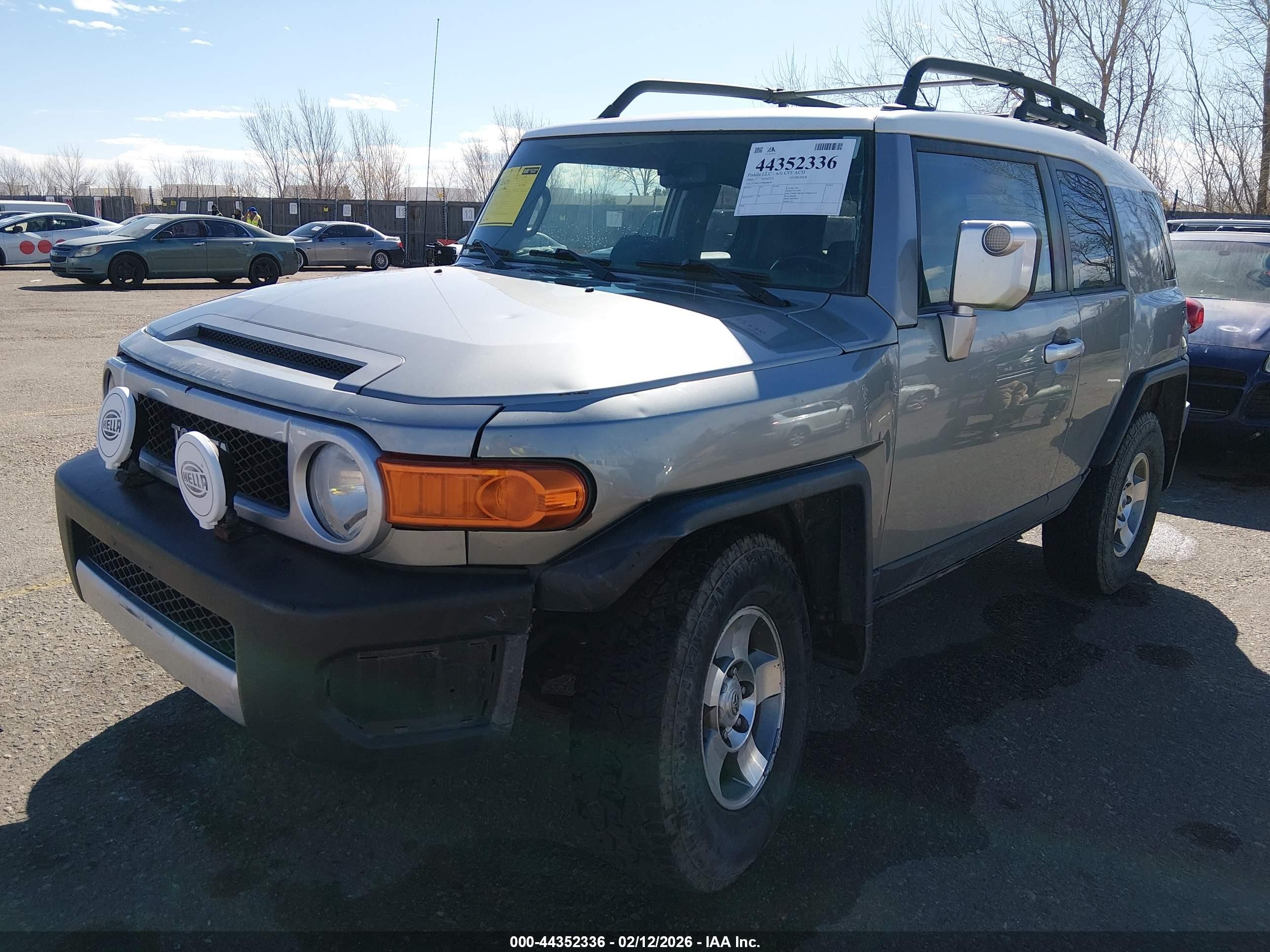 2009 Toyota Fj Cruiser   Silver vin: JTEBU11F99K068042