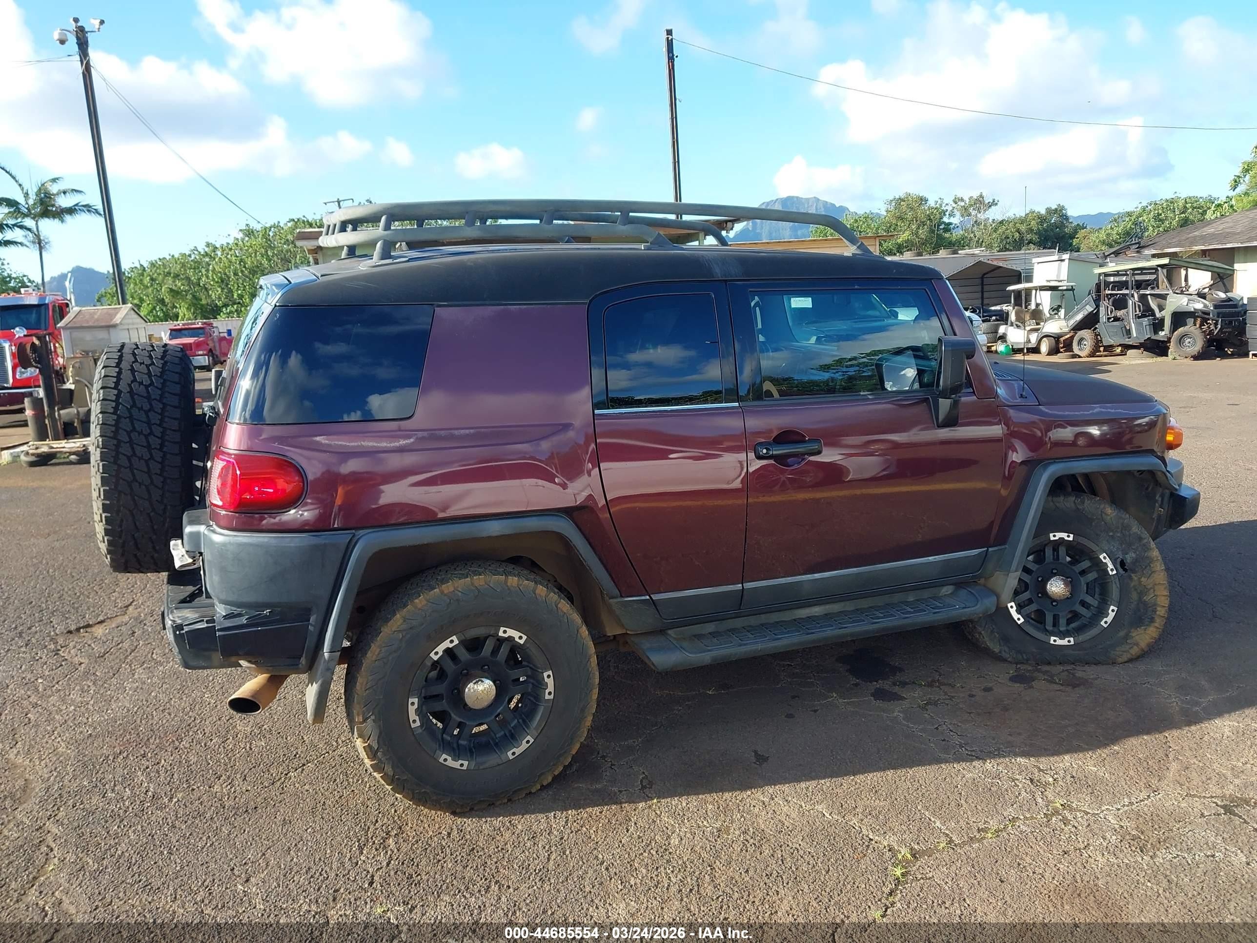 2007 Toyota Fj Cruiser   Maroon vin: JTEBU11FX70005136