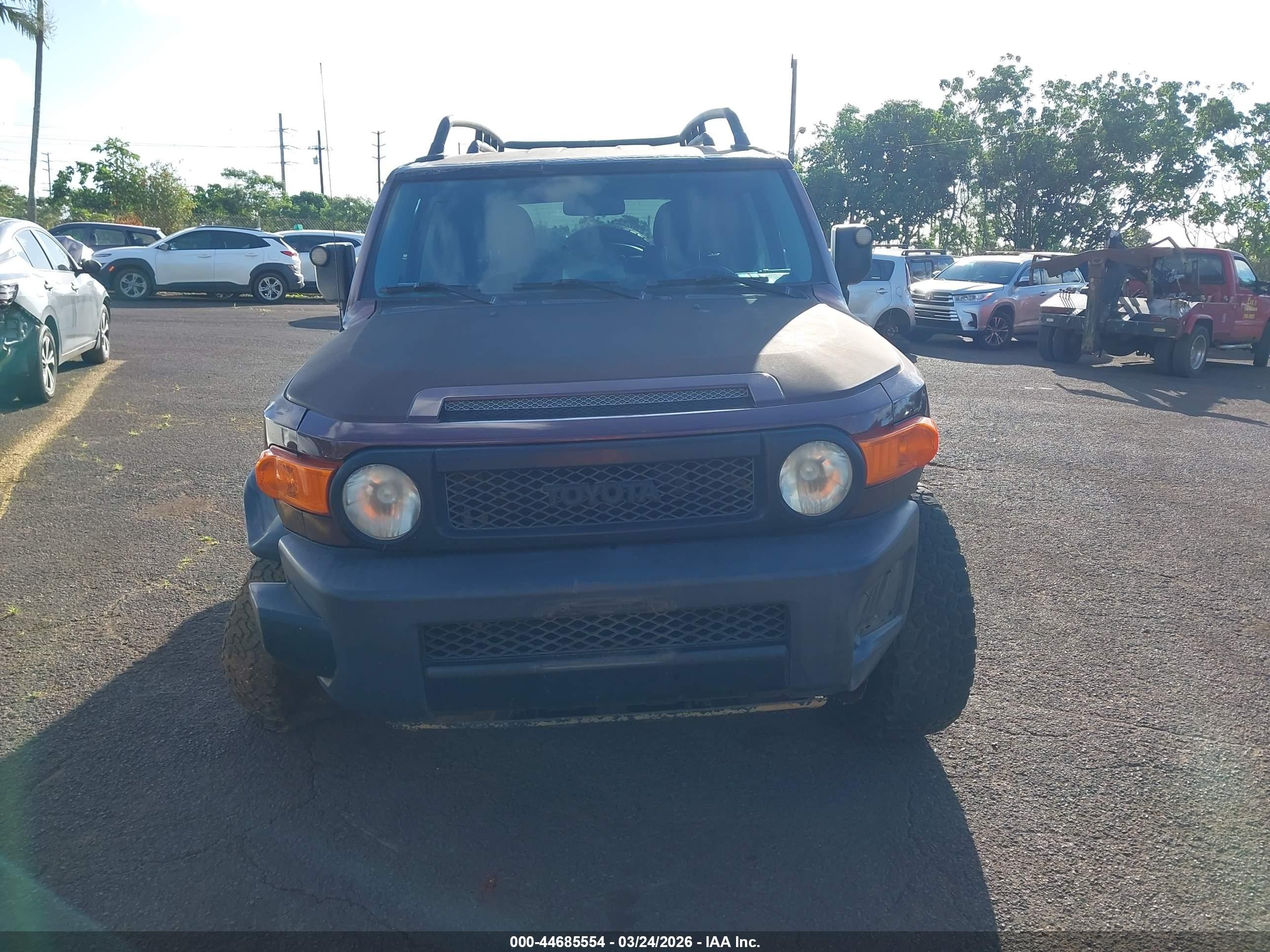 2007 Toyota Fj Cruiser   Maroon vin: JTEBU11FX70005136