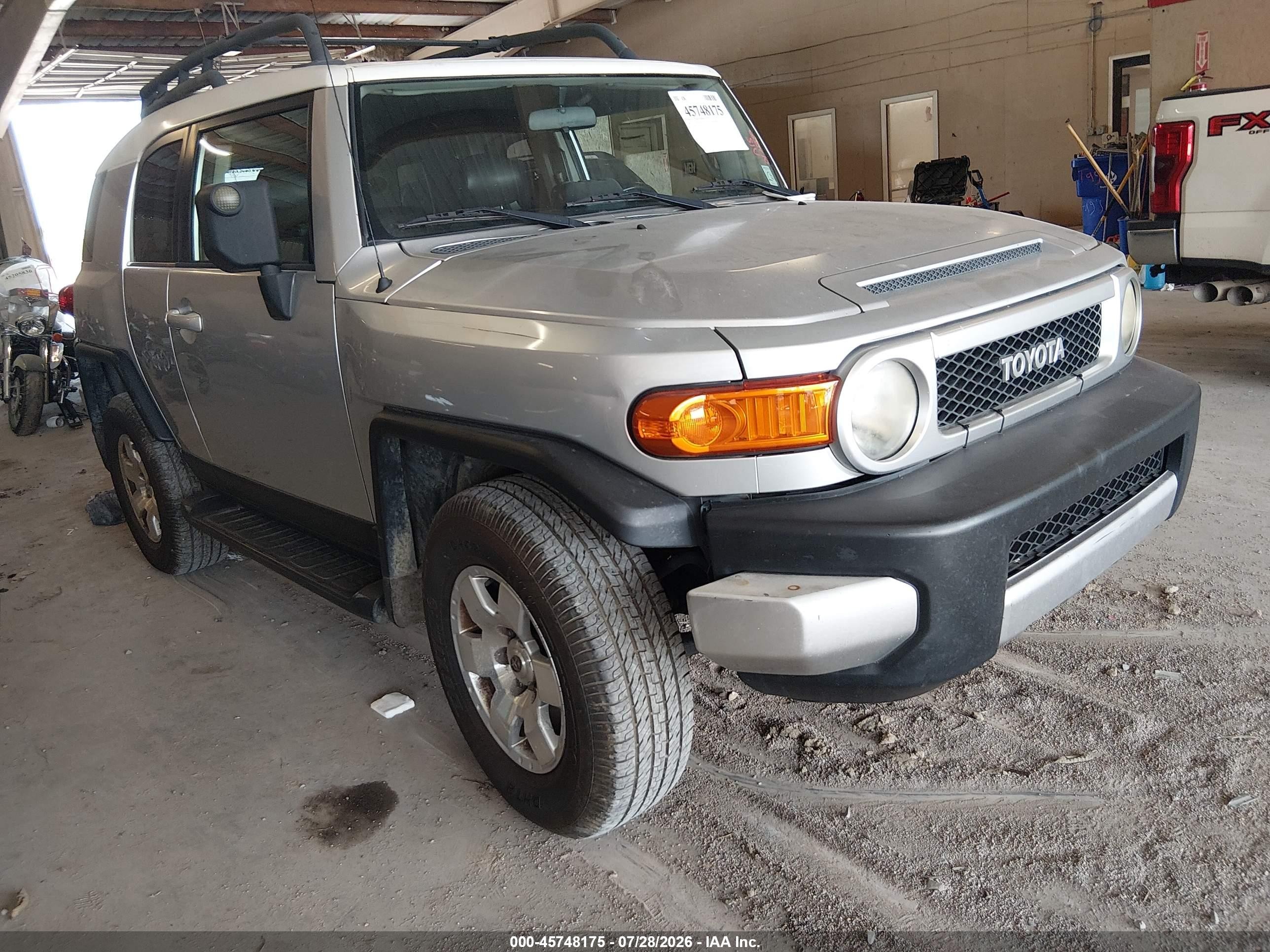 2007 Toyota Fj Cruiser   Silver vin: JTEBU11FX70017156
