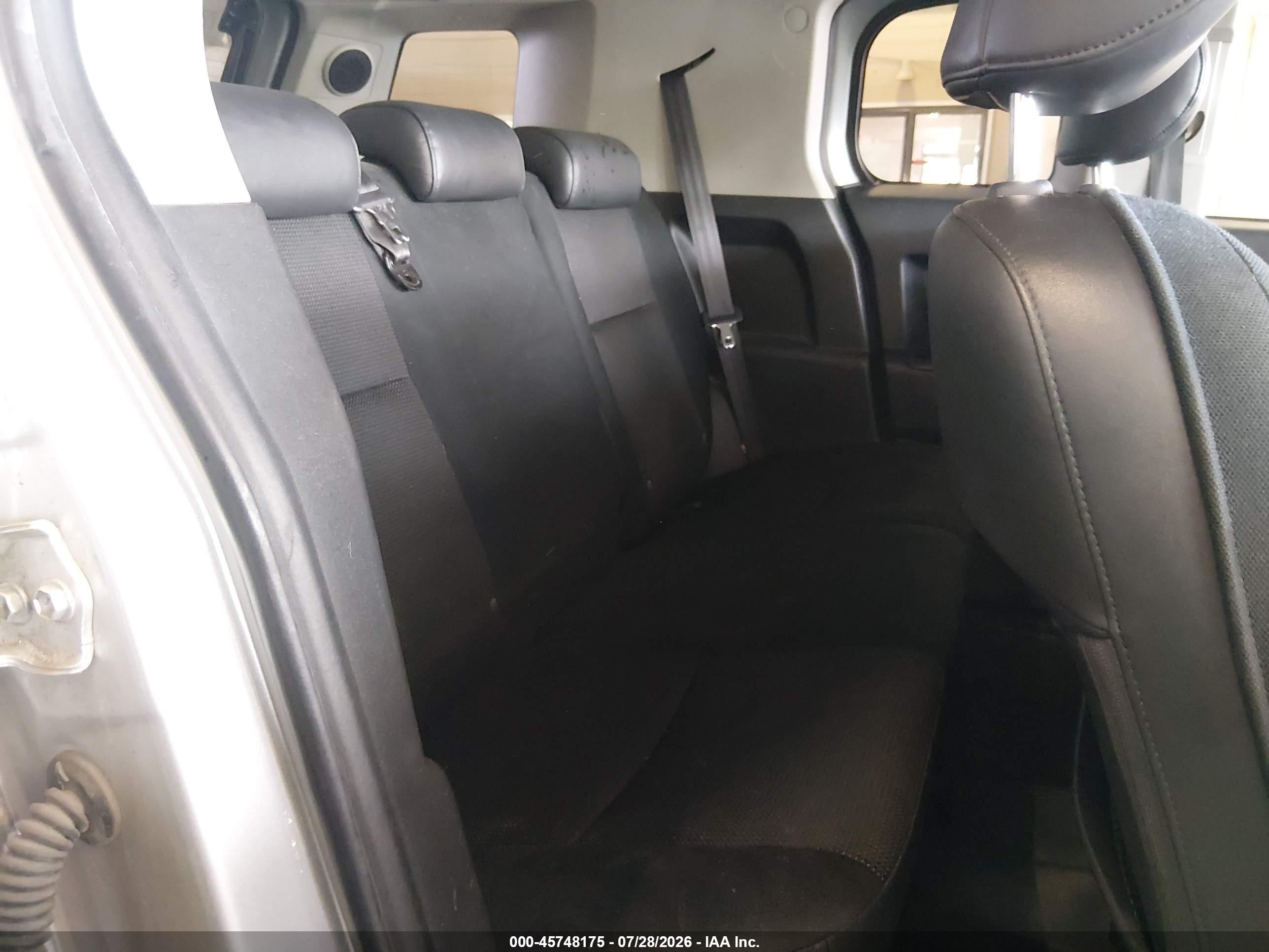 2007 Toyota Fj Cruiser   Silver vin: JTEBU11FX70017156