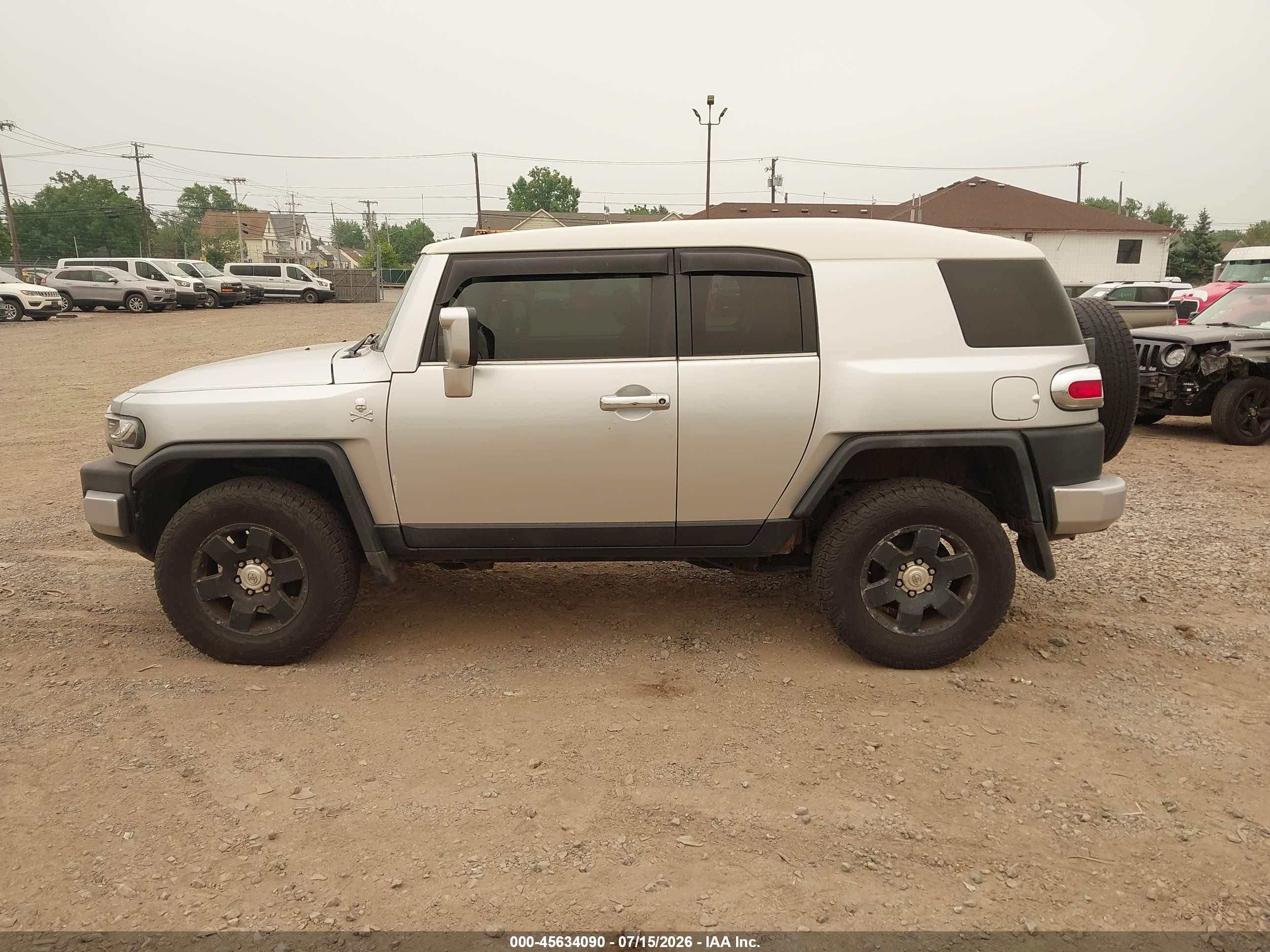 2007 Toyota Fj Cruiser   Silver vin: JTEBU11FX70062517