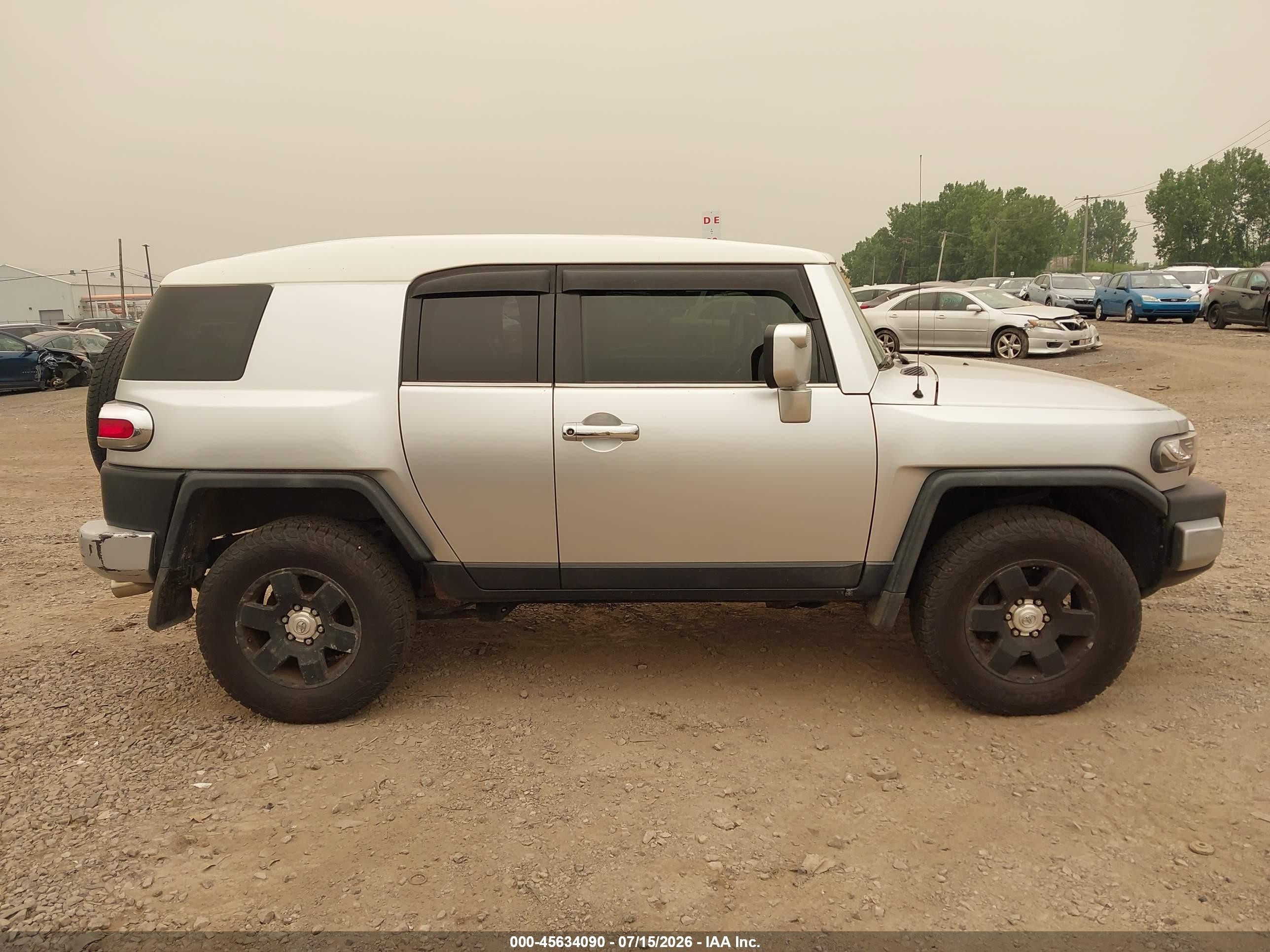 2007 Toyota Fj Cruiser   Silver vin: JTEBU11FX70062517