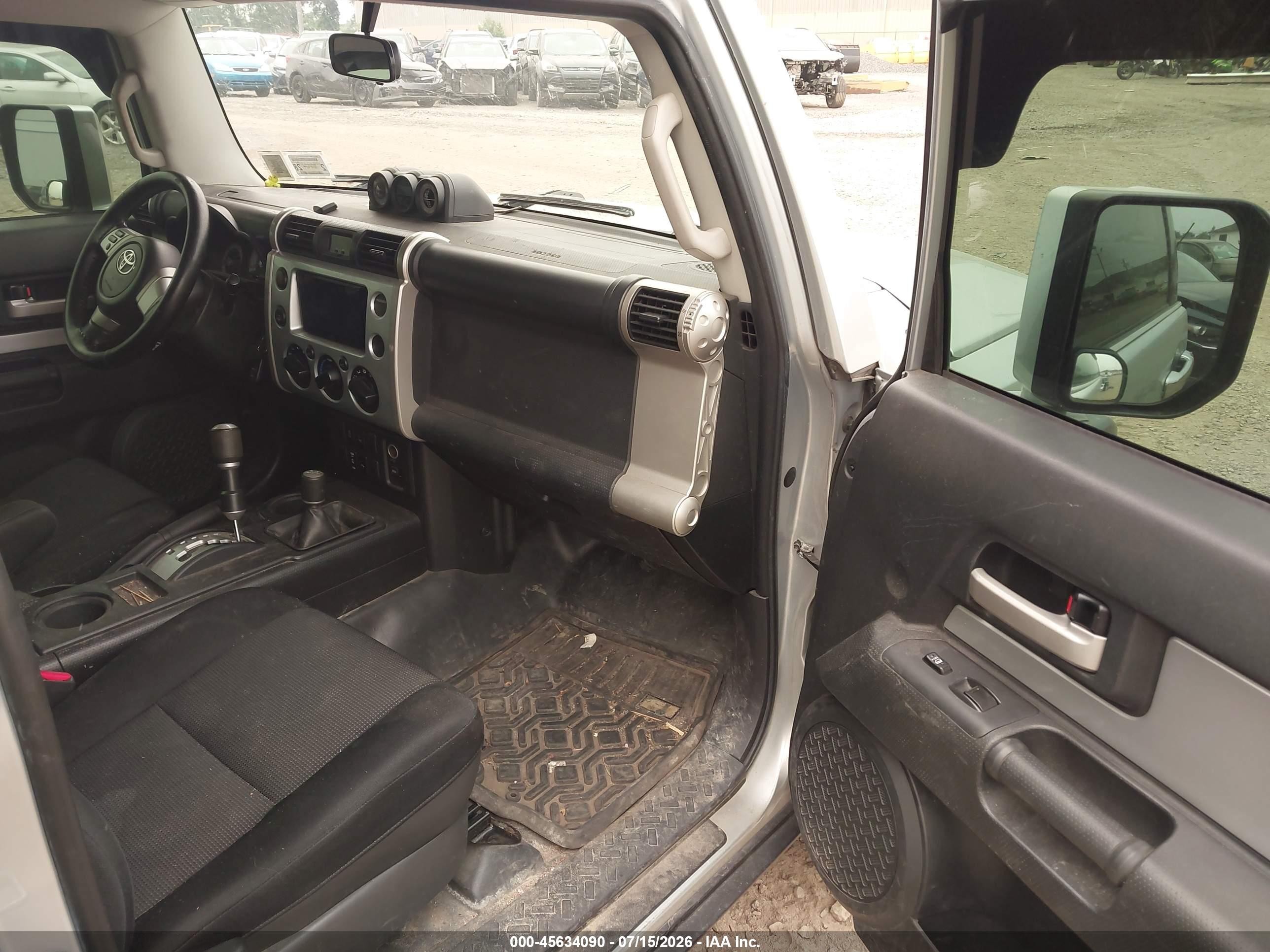2007 Toyota Fj Cruiser   Silver vin: JTEBU11FX70062517