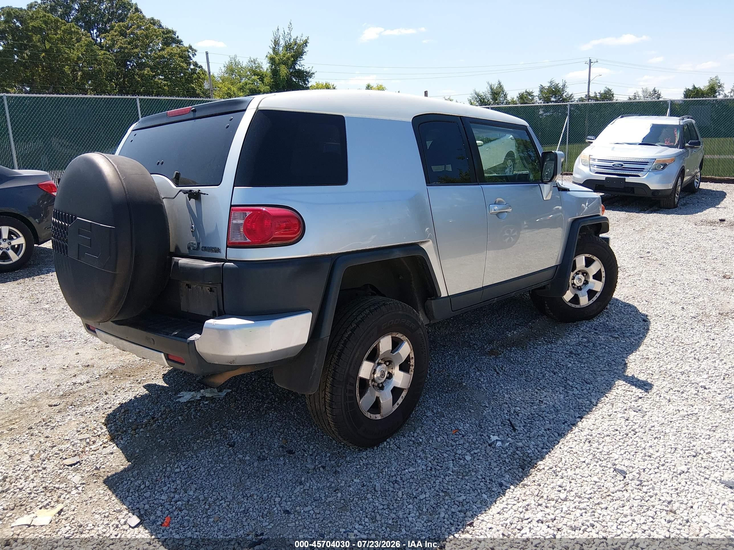 2007 Toyota Fj Cruiser   Silver vin: JTEBU11FX70088793