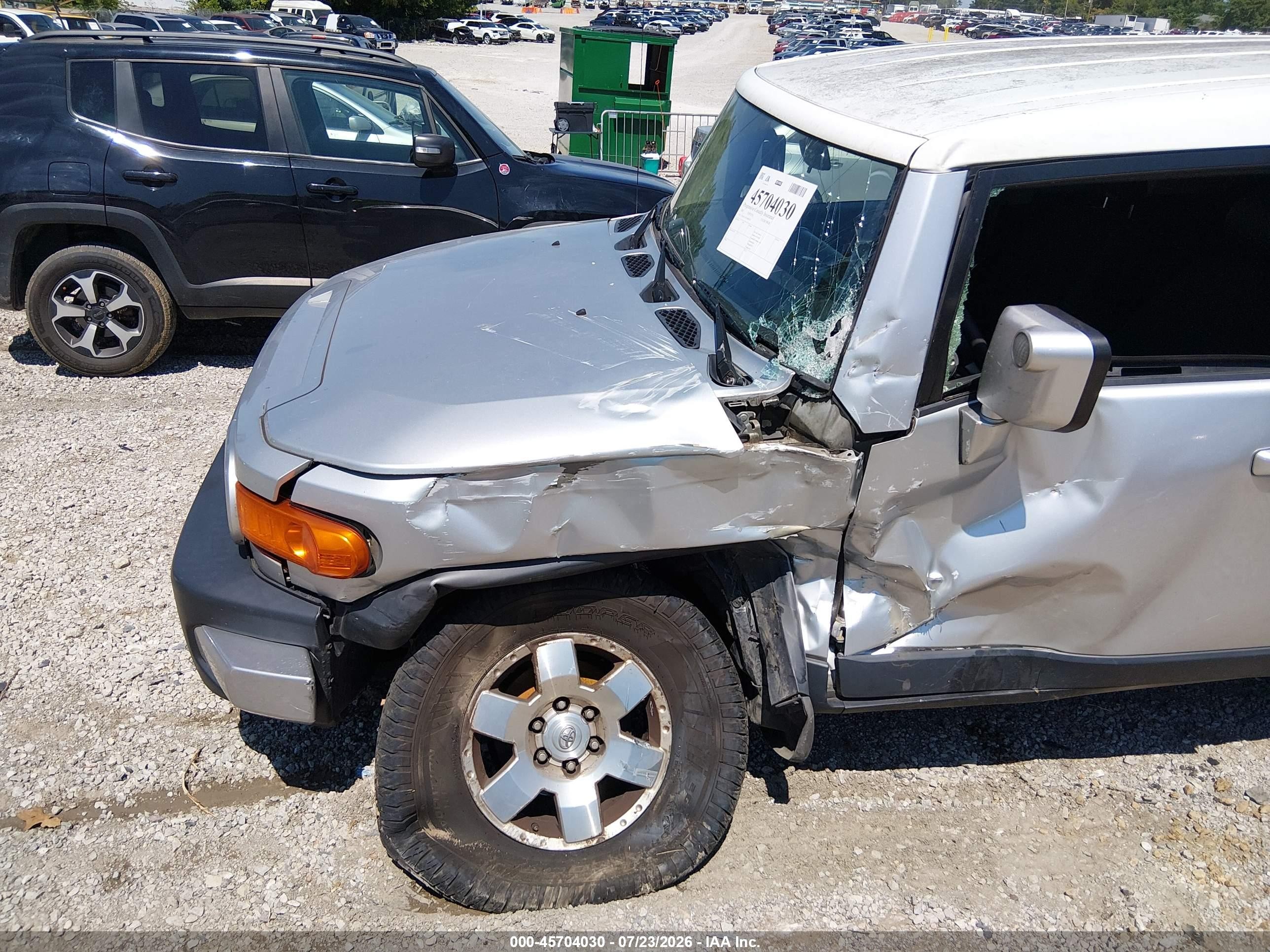 2007 Toyota Fj Cruiser   Silver vin: JTEBU11FX70088793