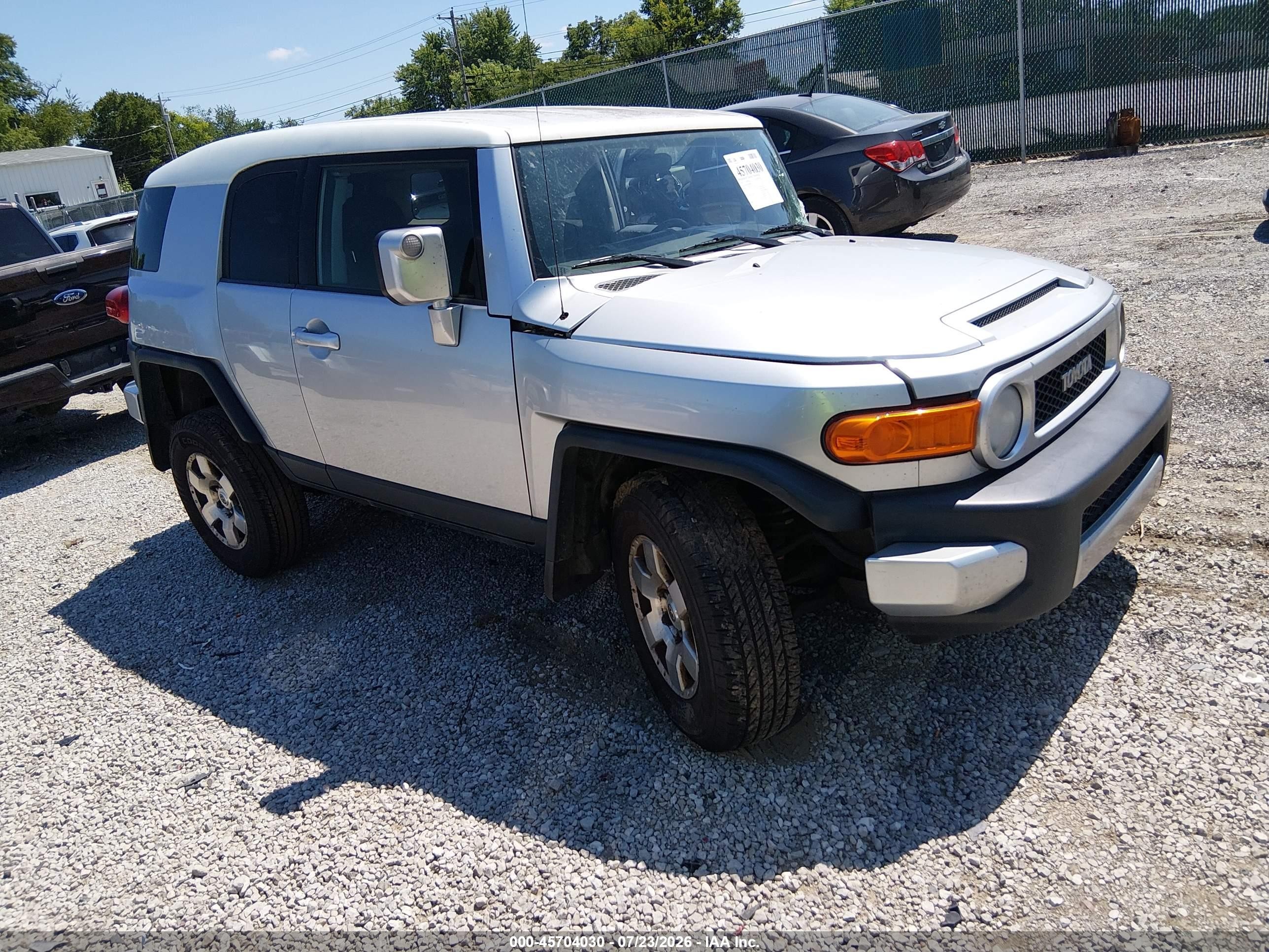 2007 Toyota Fj Cruiser   Silver vin: JTEBU11FX70088793