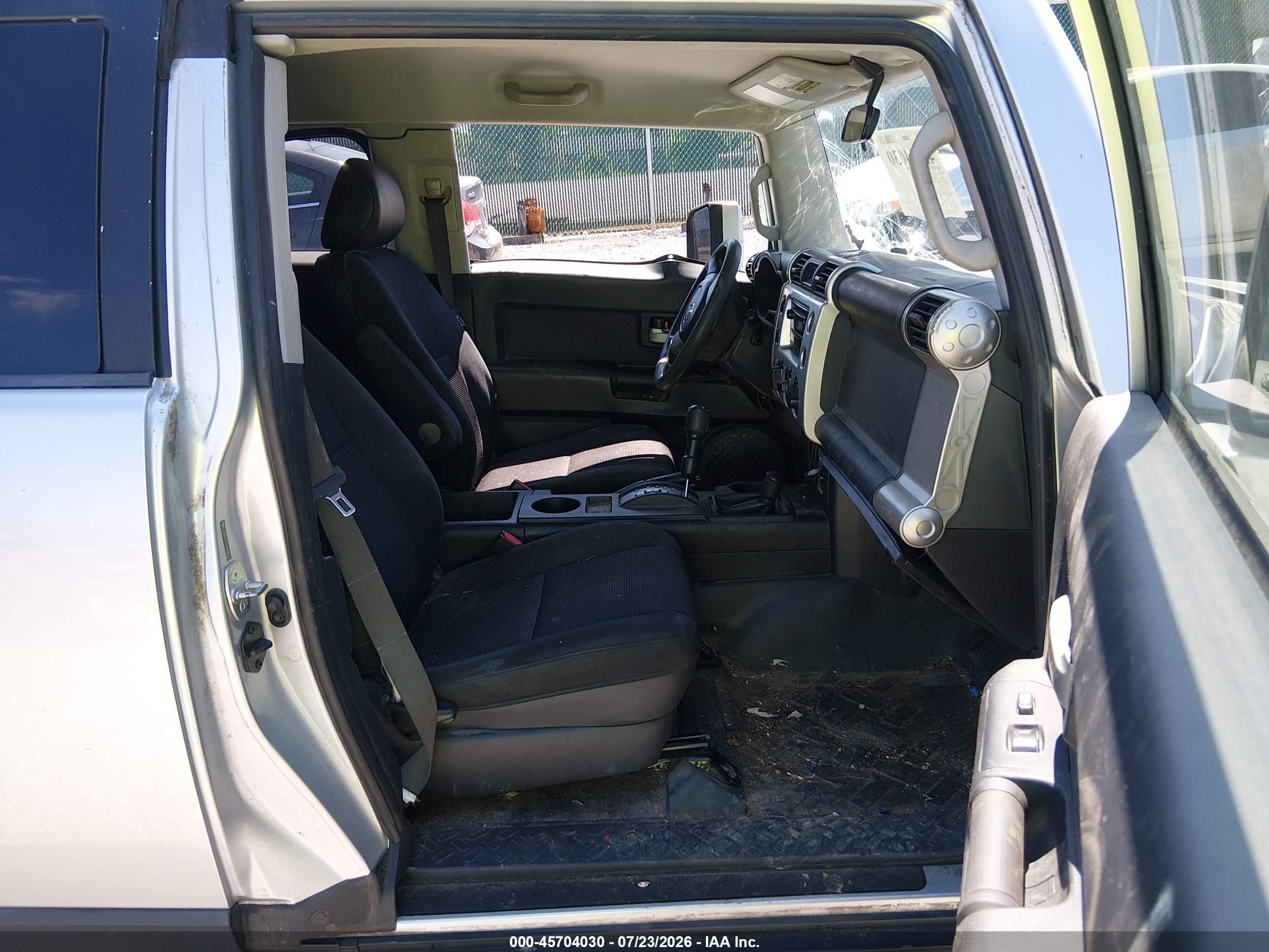 2007 Toyota Fj Cruiser   Silver vin: JTEBU11FX70088793