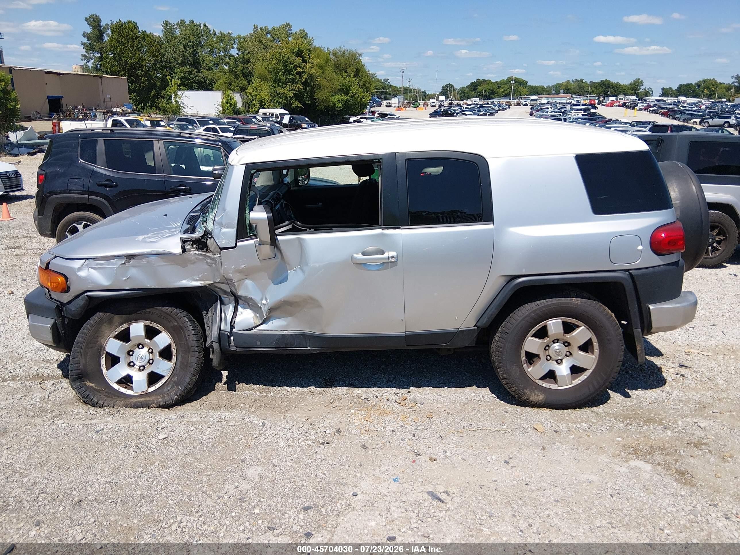 2007 Toyota Fj Cruiser   Silver vin: JTEBU11FX70088793