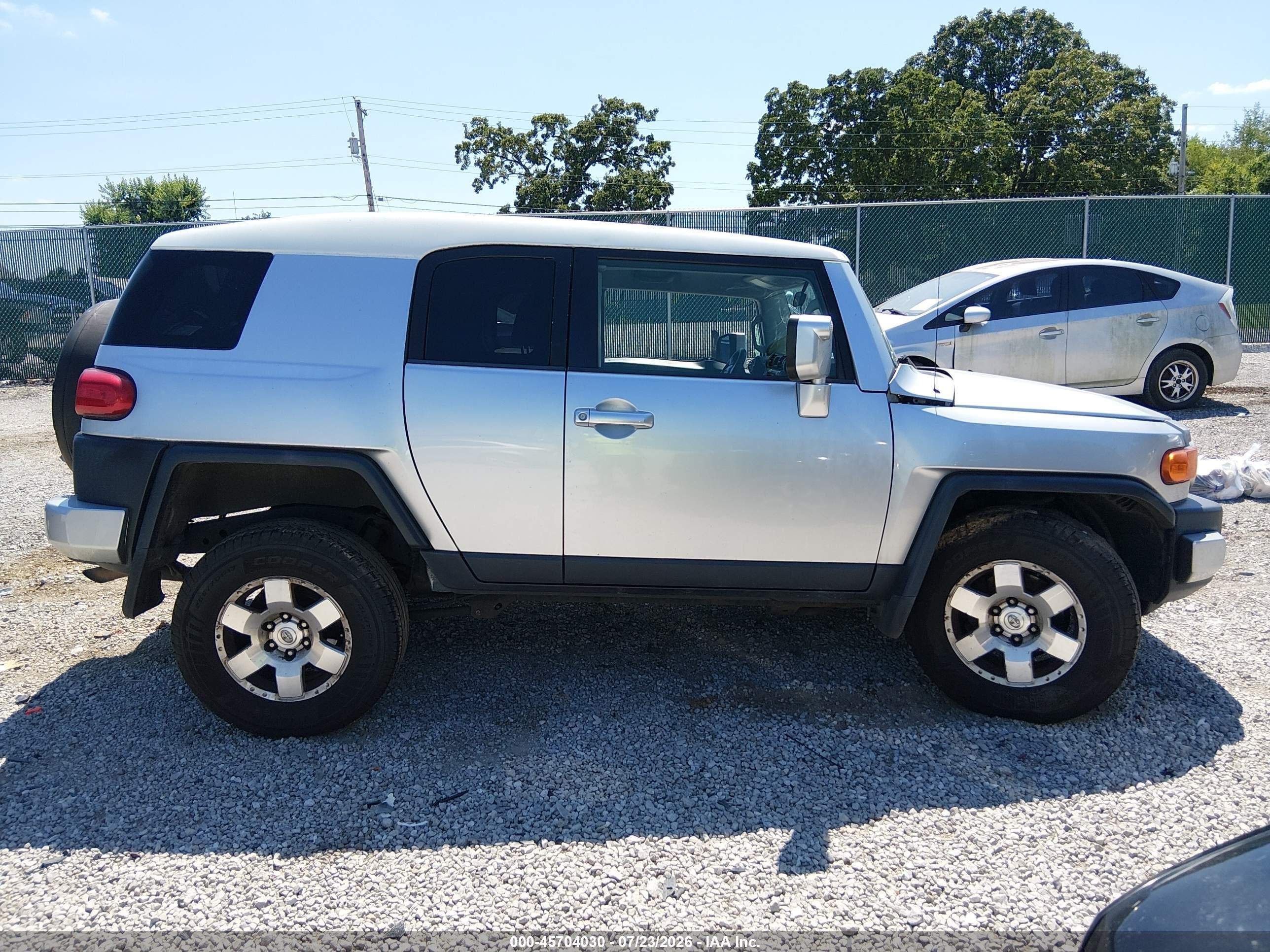 2007 Toyota Fj Cruiser   Silver vin: JTEBU11FX70088793