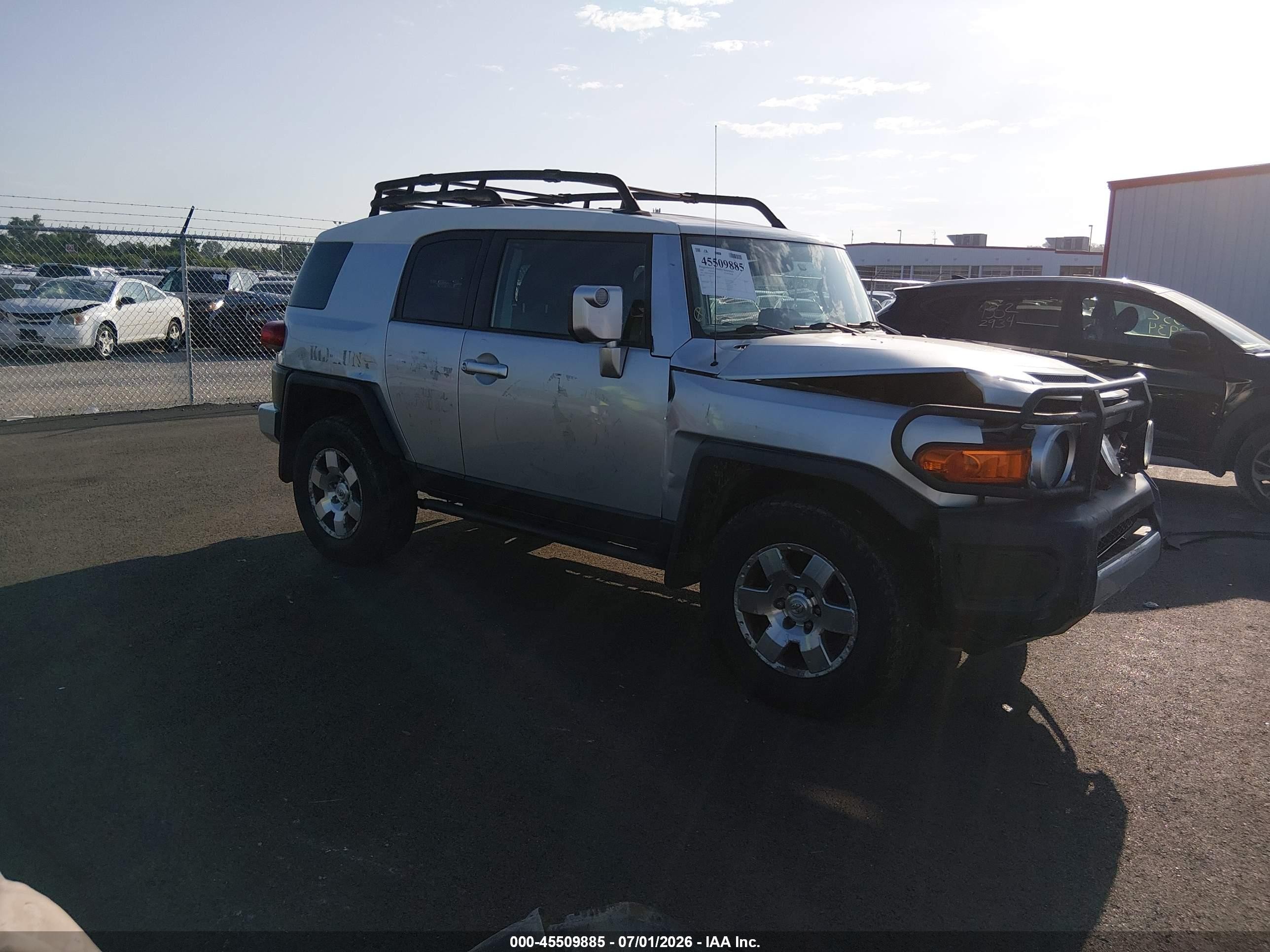 2008 Toyota Fj Cruiser   Silver vin: JTEBU11FX8K052513