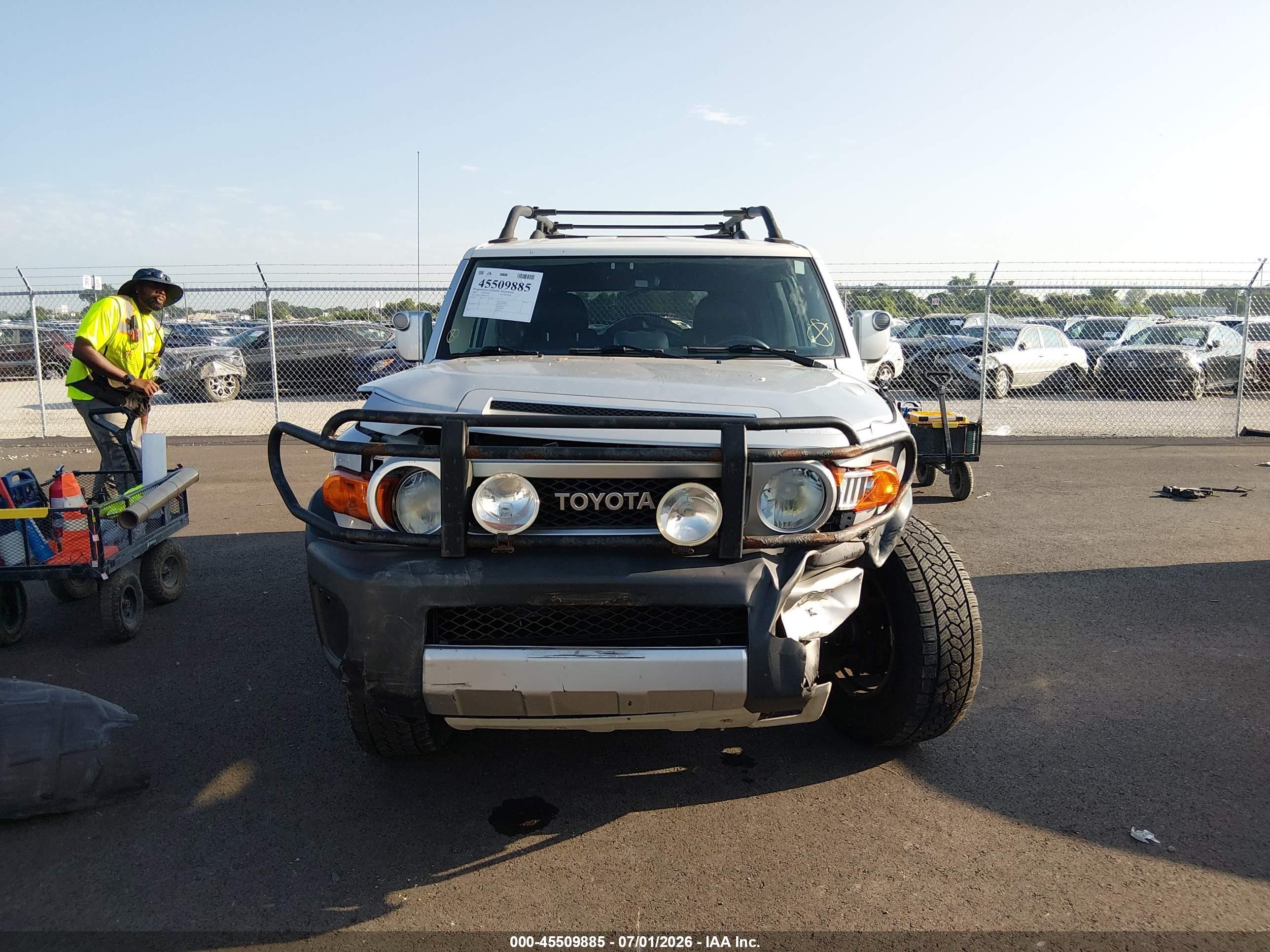 2008 Toyota Fj Cruiser   Silver vin: JTEBU11FX8K052513