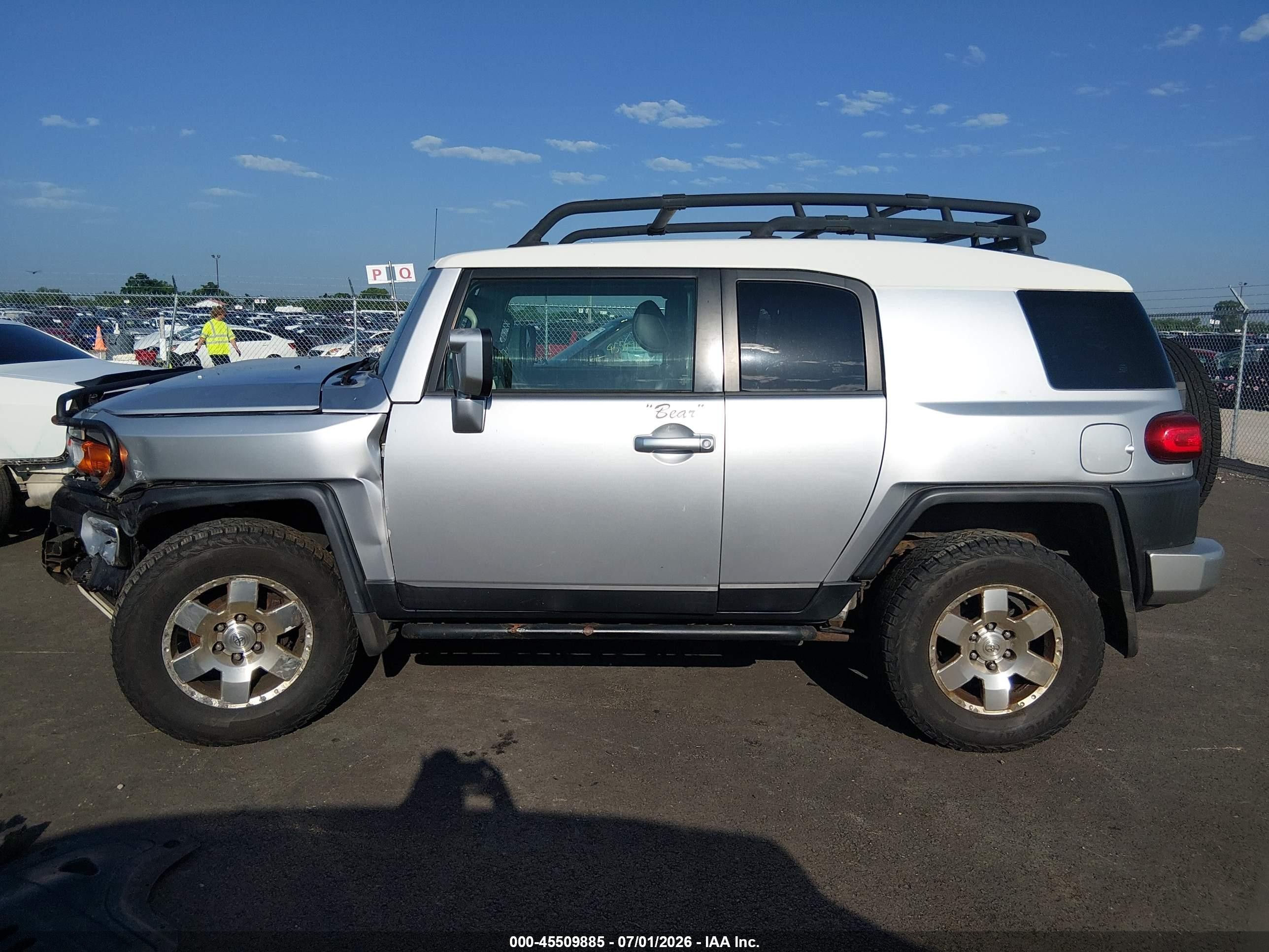 2008 Toyota Fj Cruiser   Silver vin: JTEBU11FX8K052513