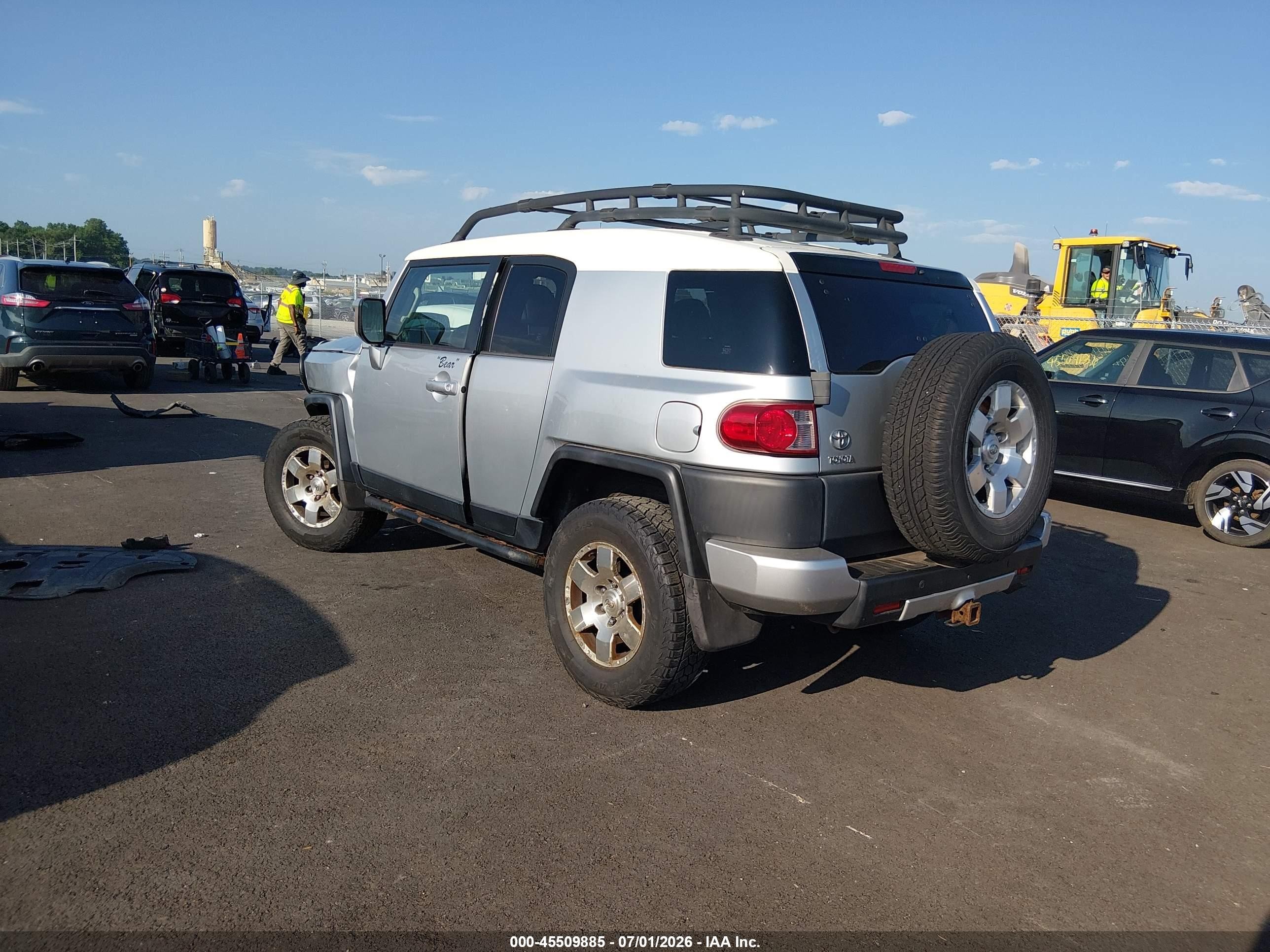 2008 Toyota Fj Cruiser   Silver vin: JTEBU11FX8K052513