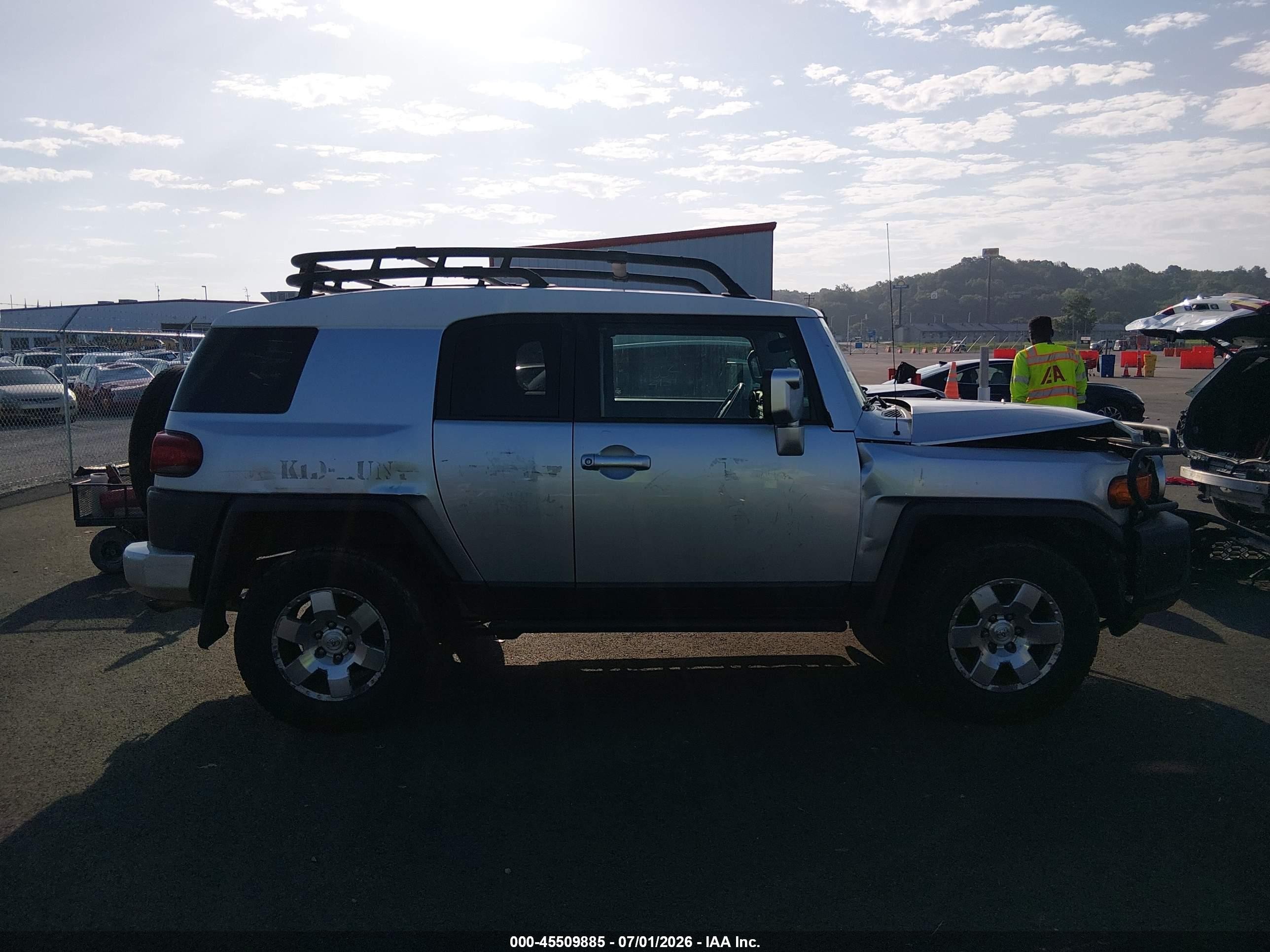 2008 Toyota Fj Cruiser   Silver vin: JTEBU11FX8K052513