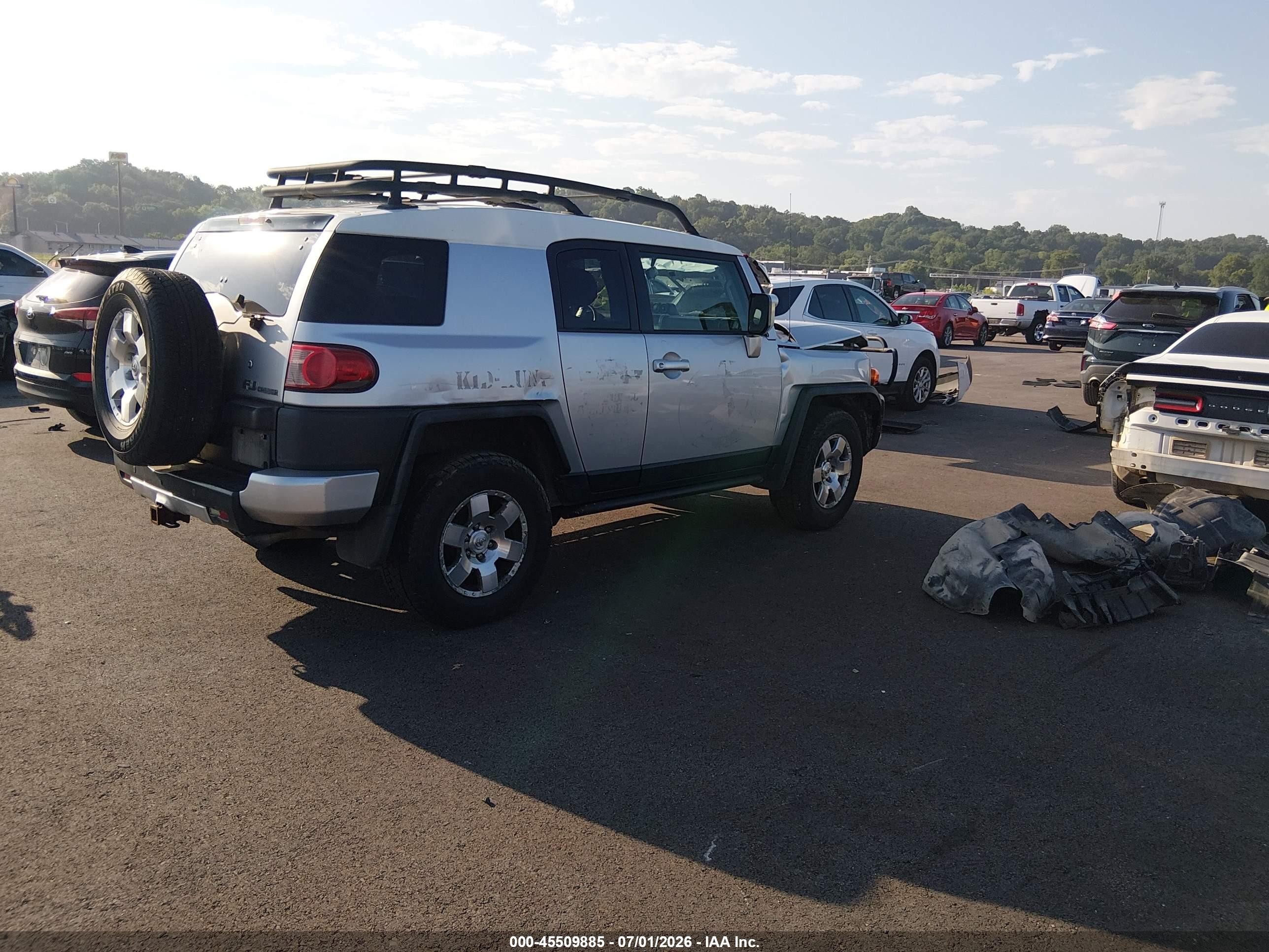 2008 Toyota Fj Cruiser   Silver vin: JTEBU11FX8K052513