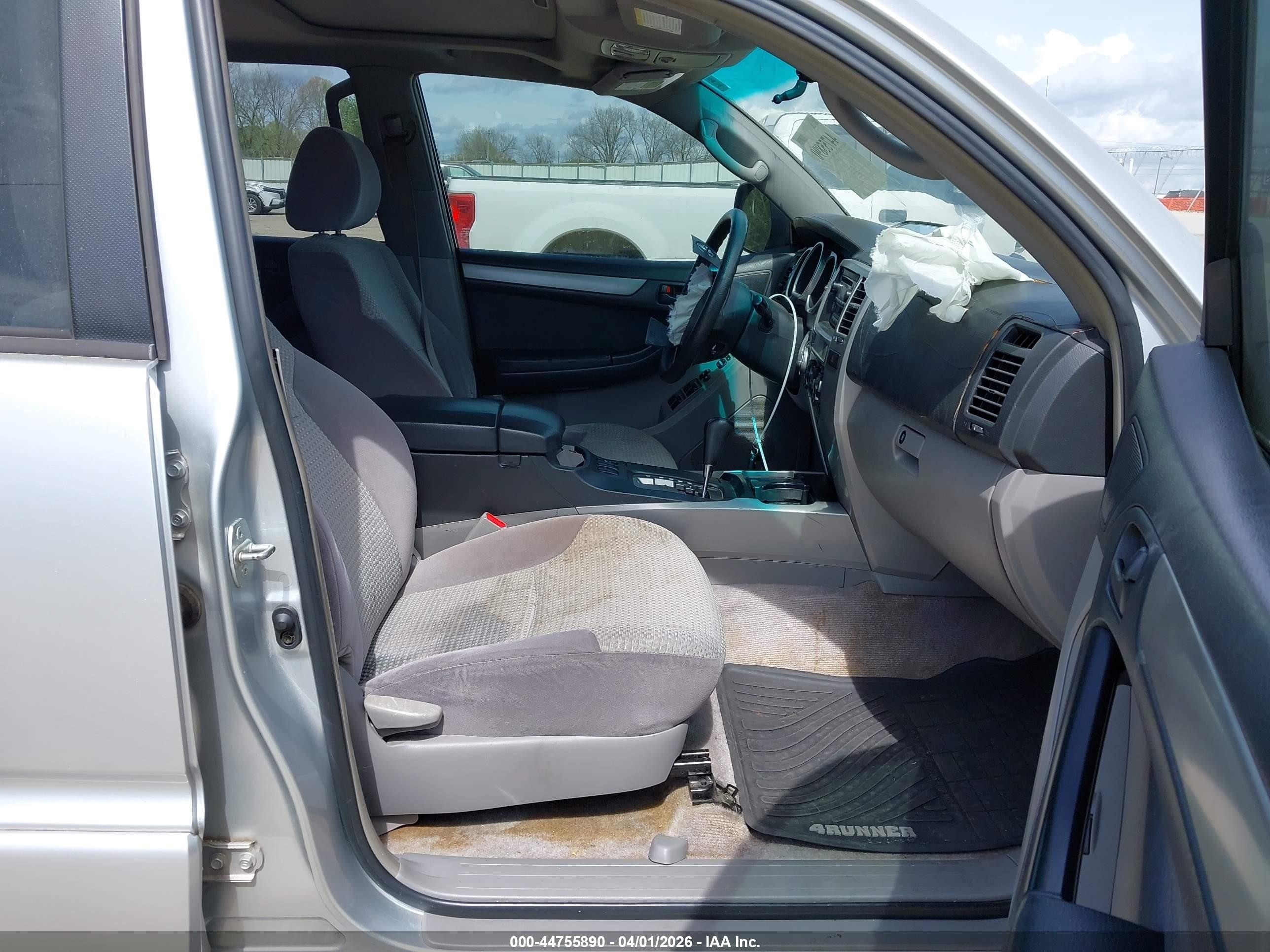 2004 Toyota 4runner Sr5 V6 Silver vin: JTEBU14R040021332