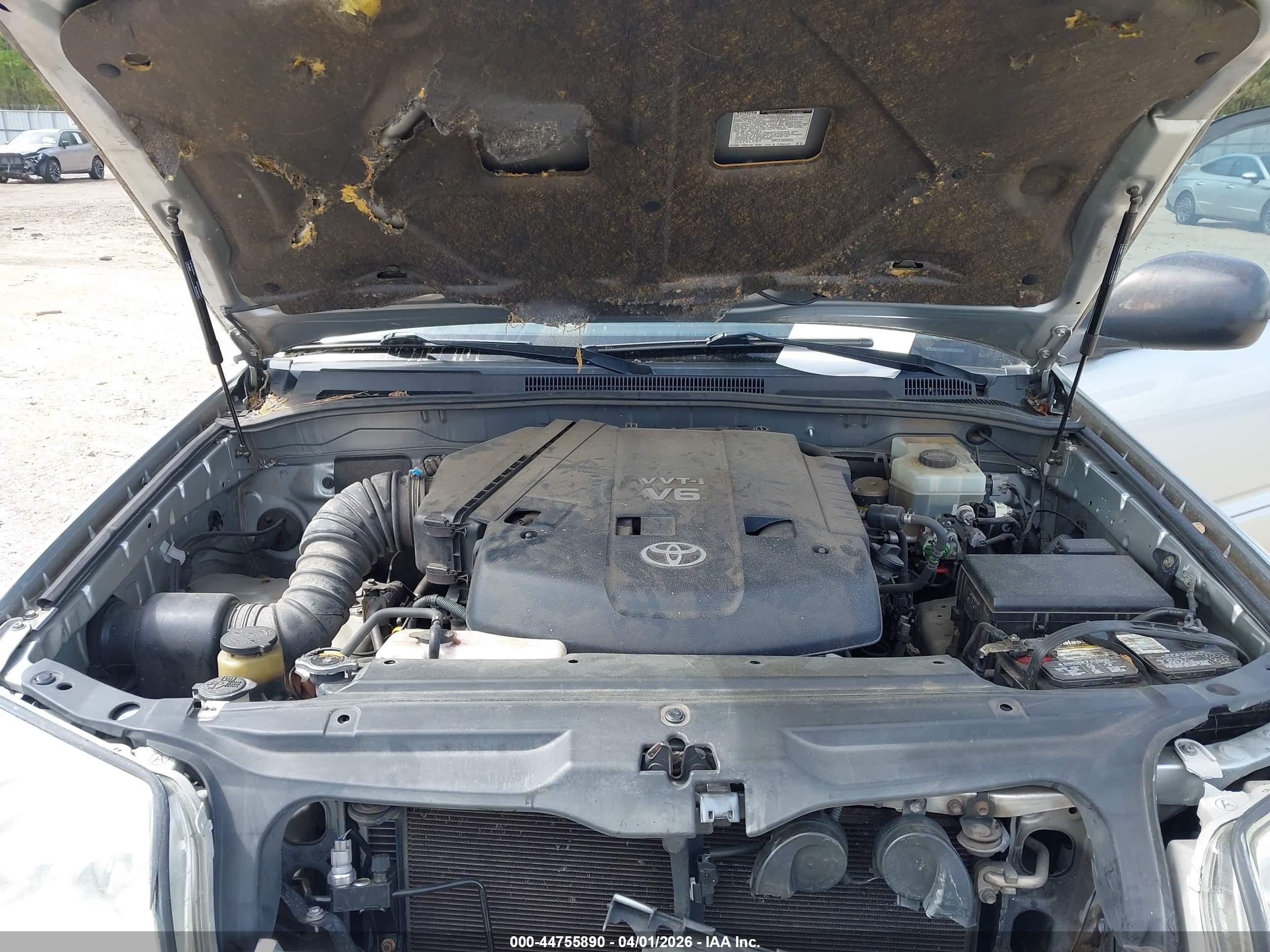 2004 Toyota 4runner Sr5 V6 Silver vin: JTEBU14R040021332